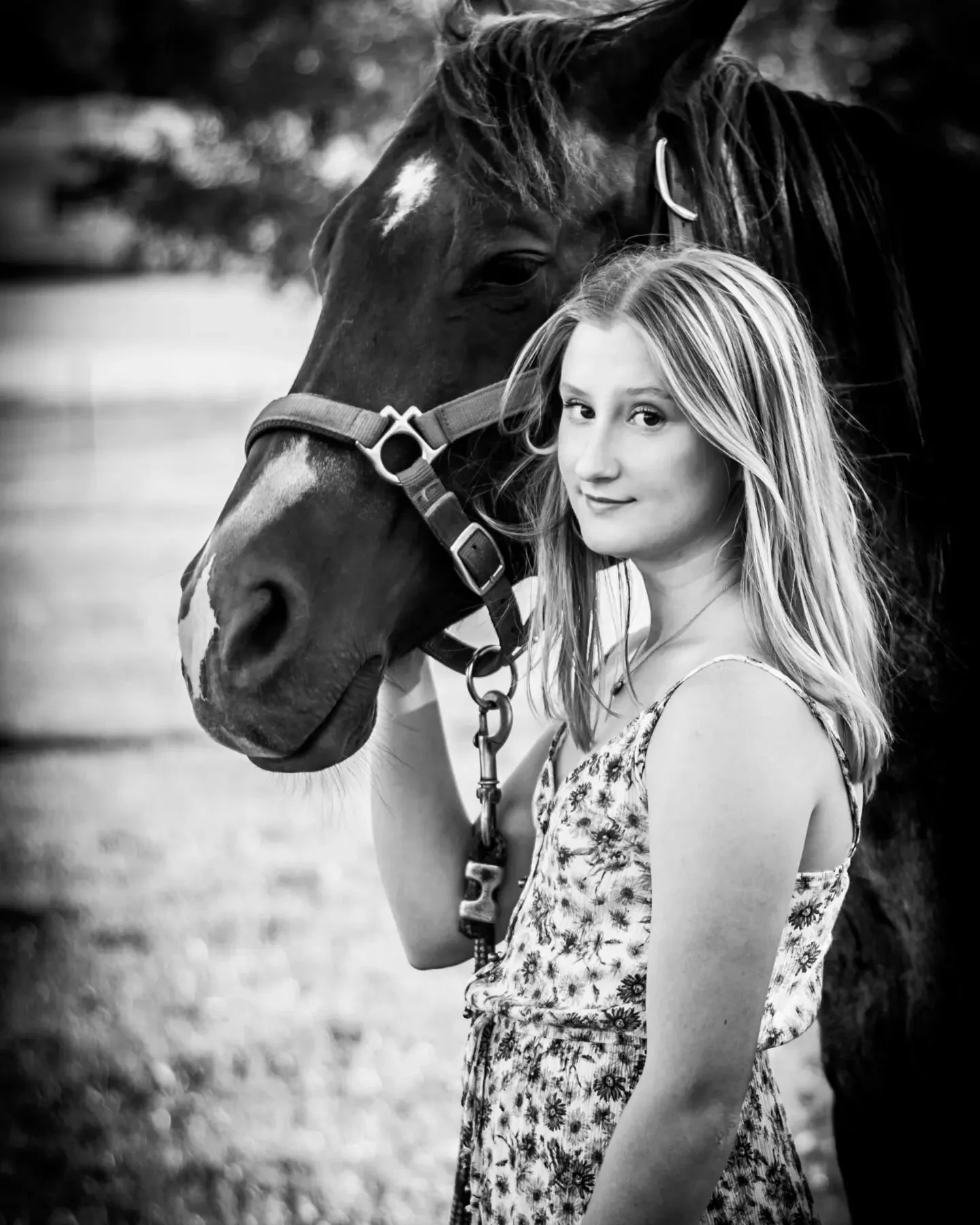 Fall is almost here which means your senior photos will be due here in just a few short months! 

If you are a 2023 senior and have NOT booked your senior photo session yet, now is the time! 

My Fall is starting to fill up and I want to make sure yo