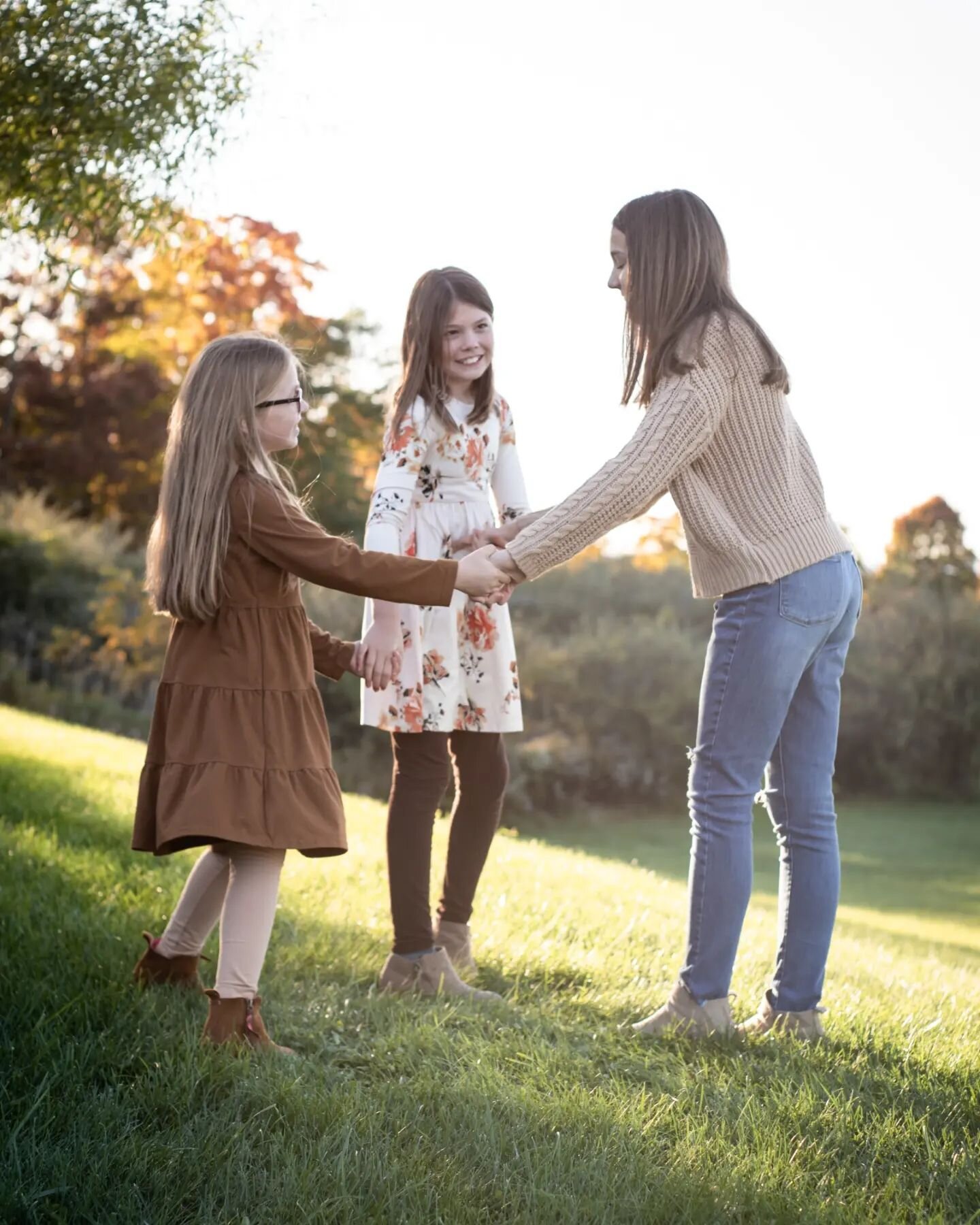Starting your Monday off with a sneakpeak! I had the best time capturing photos for this wonderful family!

#centralpaphotographer #familyphotos 
#fallphotoshoot 
#statecollegephotographer