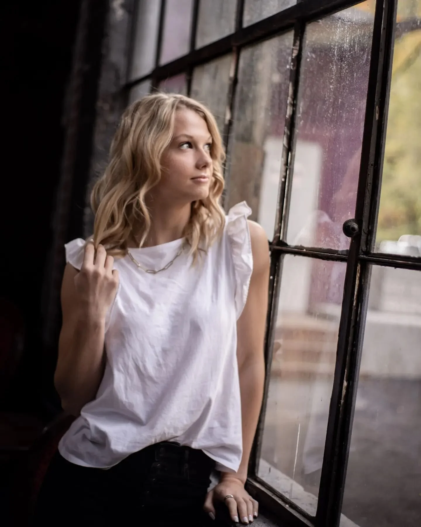 This model shoot at @titanhollow was so fun! If you have not been there yet you definitely need to go!!

#seniorpictures
#senioryearmagazine 
#seniorphotos 
#seniorportraits 
#seniorluxe 
#seniorphotographer 
#senioryear