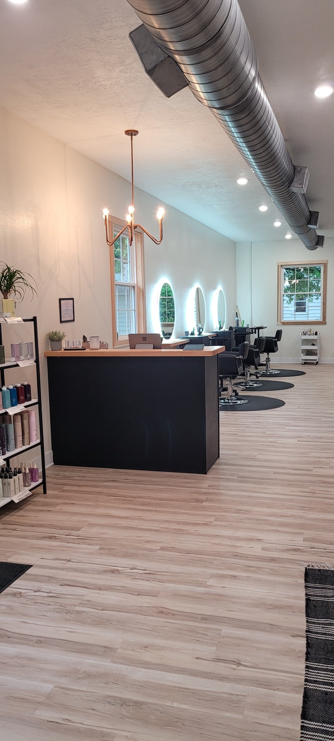 Hanson & Mane Salon in Holstein, Iowa woman-owned