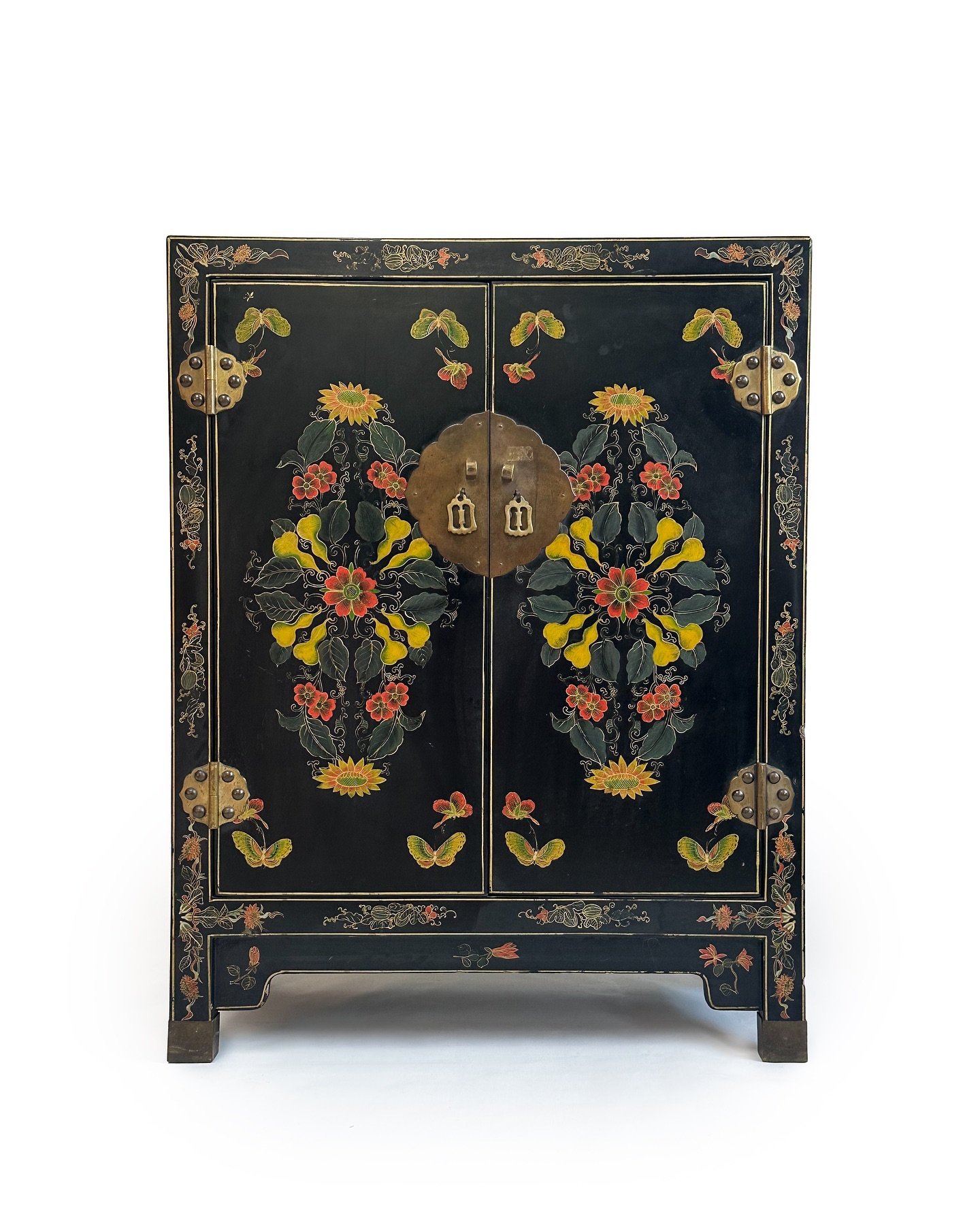 A small, charming vintage Chinese export cabinet in black lacquer, symmetrically decorated with floral motifs, birds, and butterflies, and featuring brass hardware.

In fair condition, with some imperfections in the lacquer in places. Circa 1950s.

D