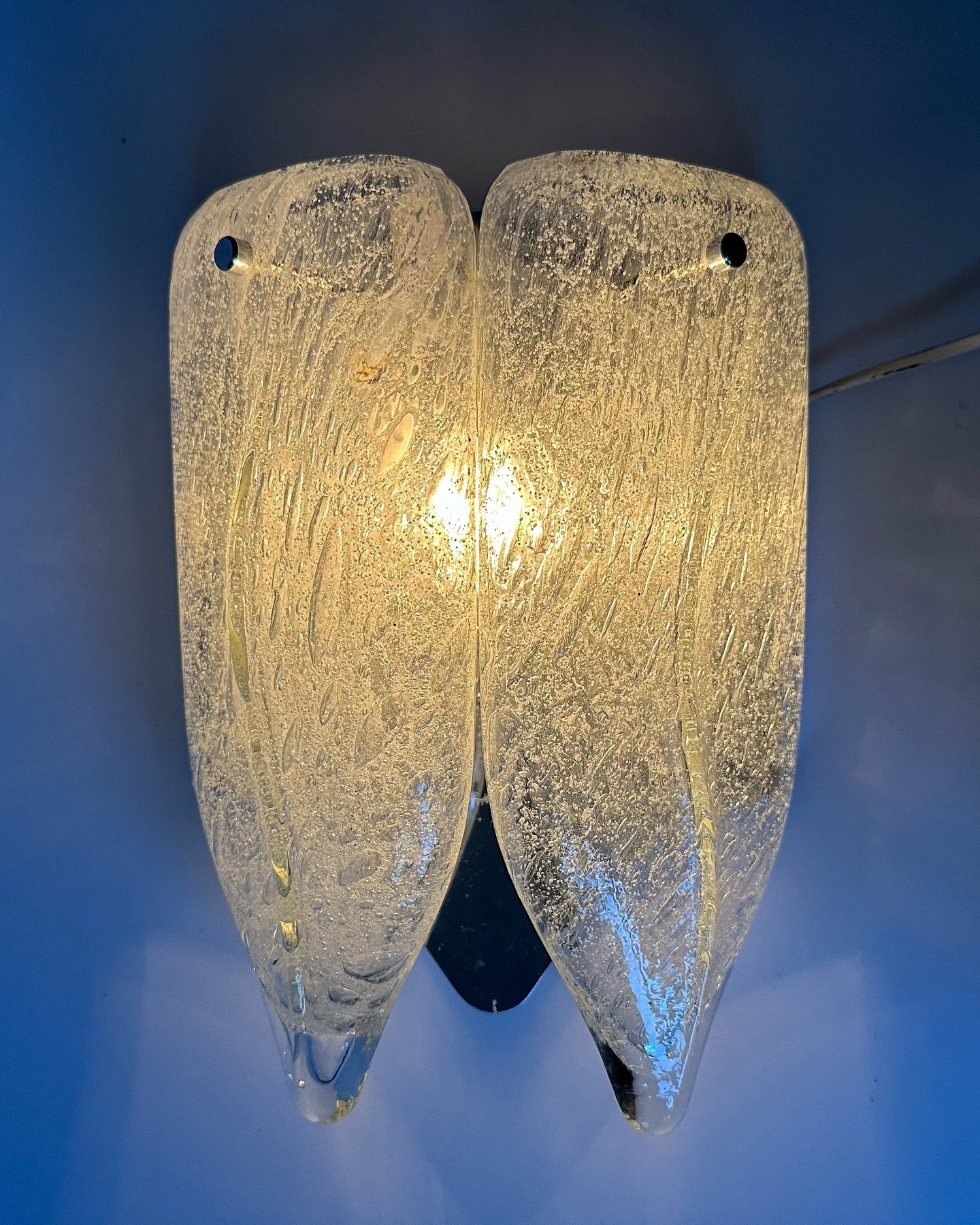 Rare 1960&rsquo;s Ice glass wall lamp by Doria Leuchten.

Height 30 cm. Width 21 cm. Depth 12. 
Good vintage condition
290 &euro;

Purchase now on our website. 
Flat rate shipping to mainland Europe is 20 &euro;, worldwide 64 &euro;. For best rates, 