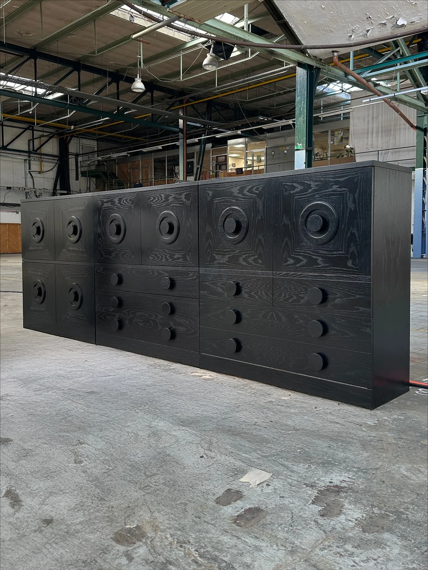 Seventies brutalism: ensemble of three ebonized storage pieces, with a total length of 3,5 metres.

Consists of a cabinet with doors, a cabinet with drawers and a bar cabinet. All in very good vintage condition, lined with ochre felt fabric.
Total le