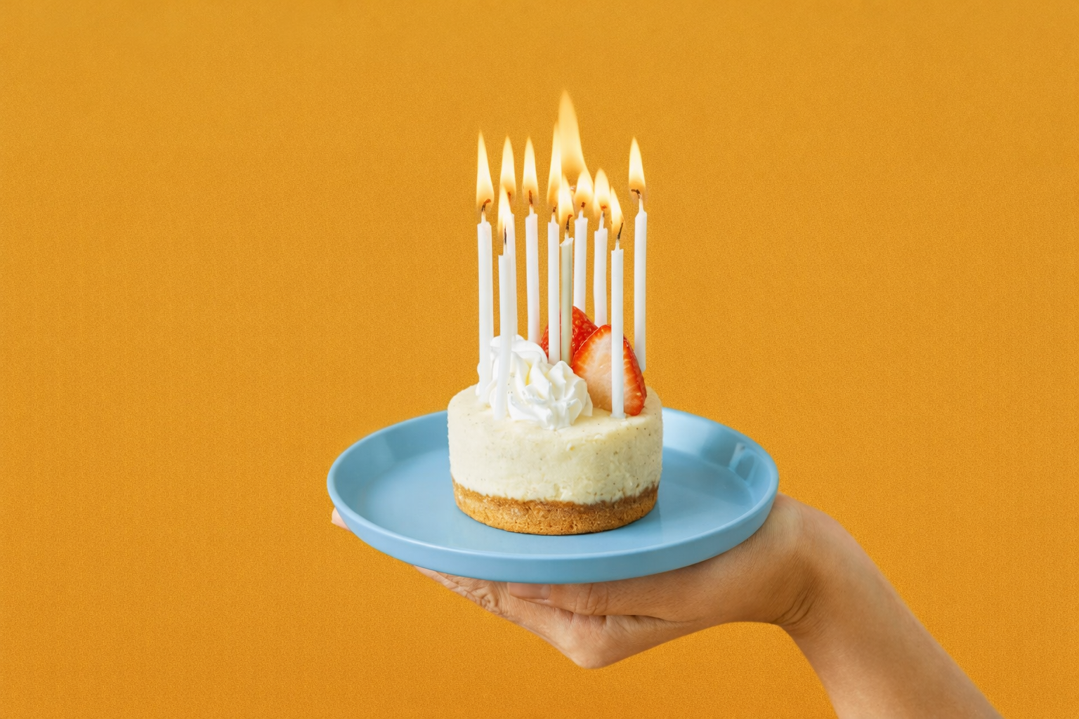 Mini pastel de cumpleaños celebrando 8 años de Ascendium y evolución personal