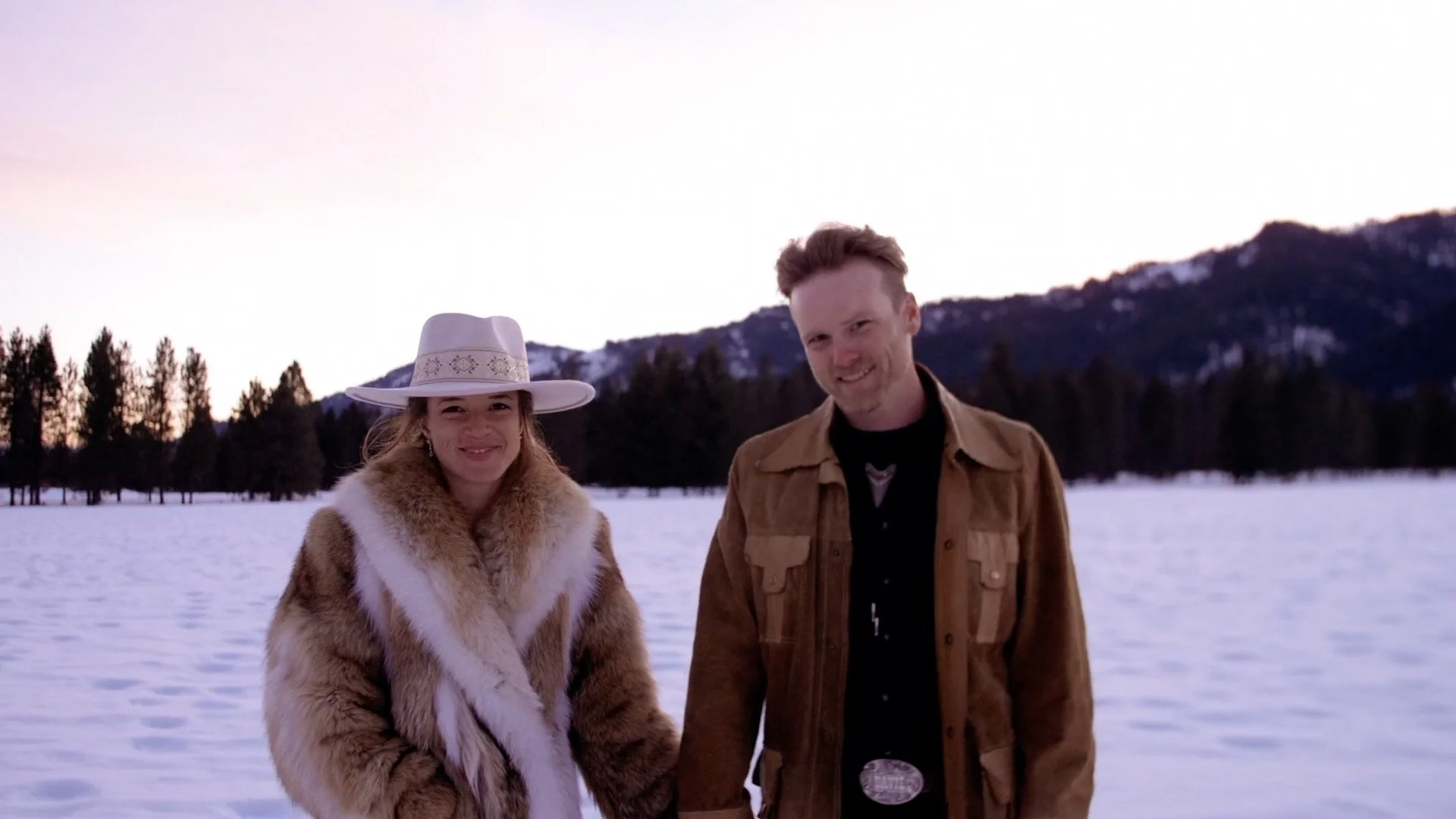 Oregon-couple-elopement-snow