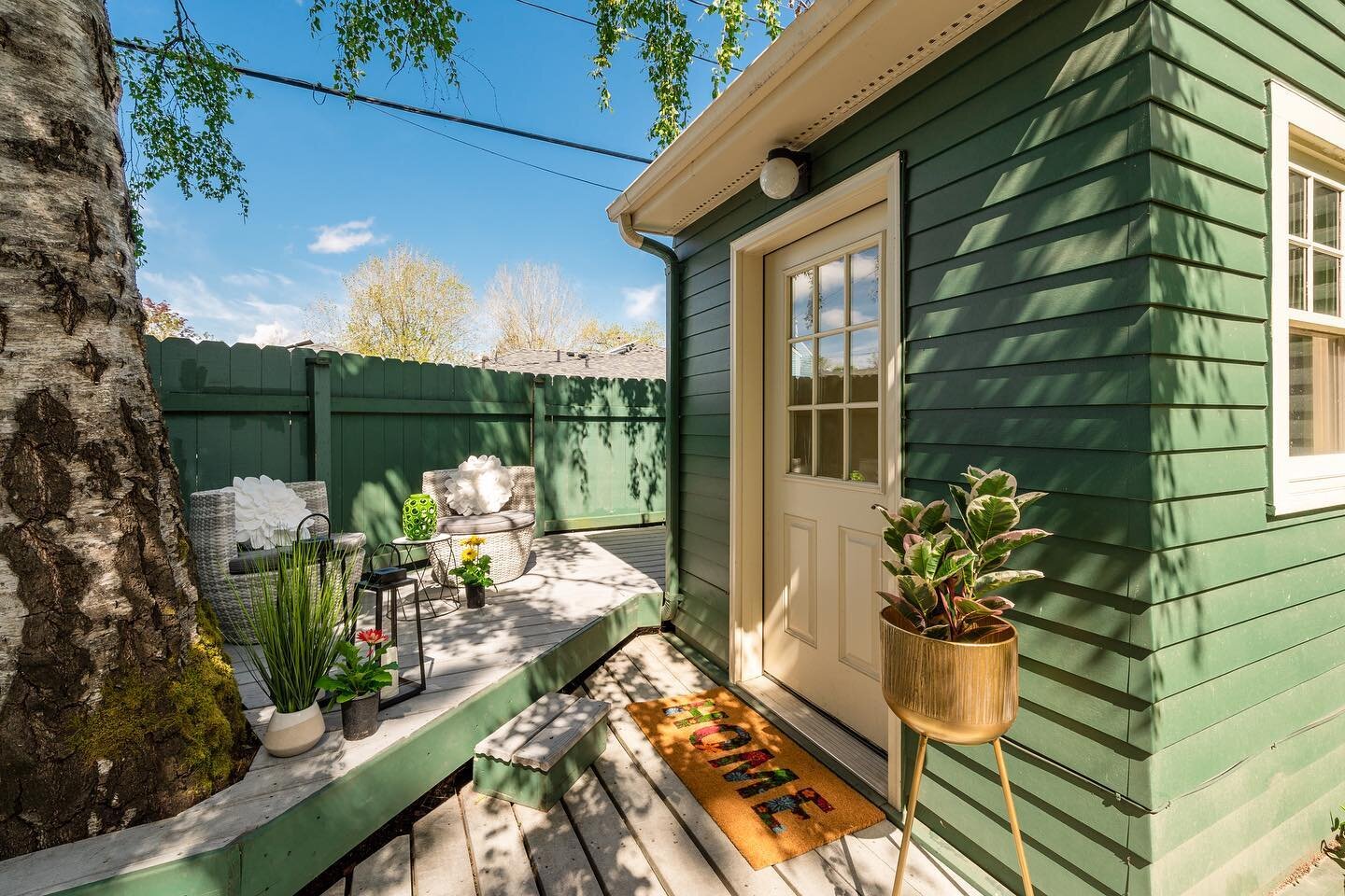 Did you know we stage outdoor spaces too?? 🌺This charming home had a backyard with several areas perfect for relaxing and entertaining and we helped the agent and homeowner show them off!!
#stagingsells #salemoregon #staginghomes