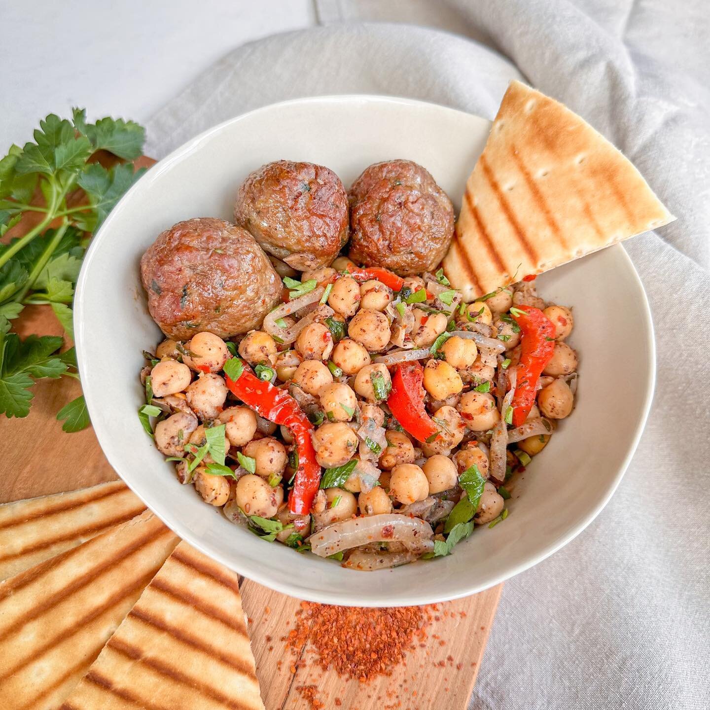 Level up your Chickpea Salad with meatballs!🚀😋 It is great idea for a light lunch with extra tasty-fied with sumac-infused roasted onions, red bell peppers, and parsley🌱👌

Mix &amp; match your favorites through 👉&nbsp;gastroboteats.com 🛒
.
.
.
