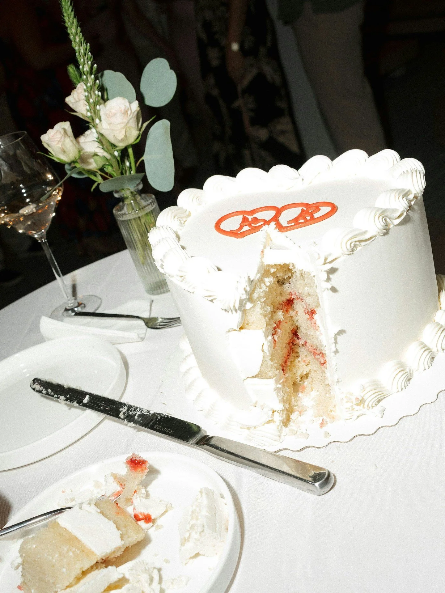 When you can have your cake &amp; eat it too 😋✨ A + B's wedding was nothing short of something sweet!

Photographer: @capturedbycase_mn
Wedding Cake: @islandsweetstuff
Florist: @budsandrosesfiori
Venue: @hideawayhullbay
---
#weddingvenue #destinatio