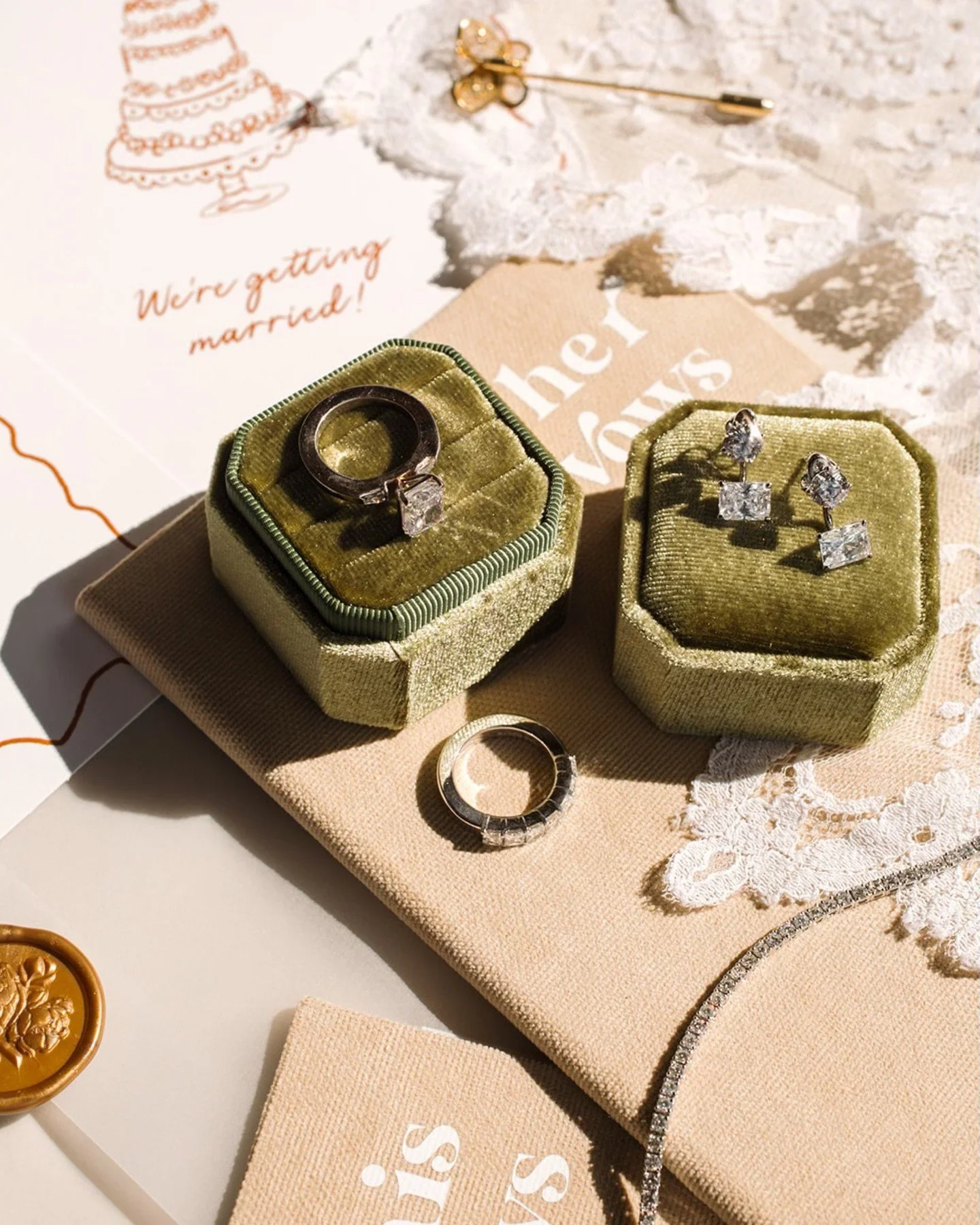 Close to home &amp; &quot;Berry in Love!&rdquo; The Hideaway Team wishes our very dear friends, Matt &amp; Savannah, a Happy Anniversary! 

Photographer: @elizabeth__shoupe &amp; @katherine.stuart
Wedding Dress: @grace_loves_lace
Florals: @foreverflo