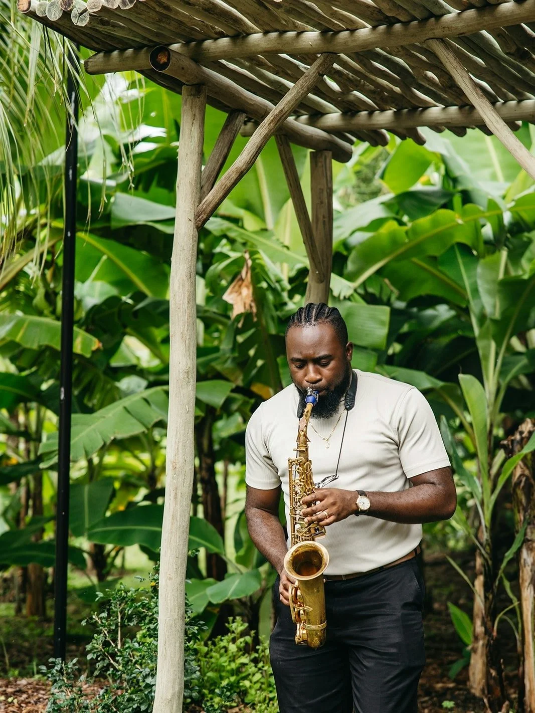 All you need is love&hellip; and a little sax appeal 😉 Let our coordinators connect you with incredible live musicians who&rsquo;ll elevate your wedding &amp; make it a night you'll never forget!

Photographer: @chelseywilliamsphoto 
Saxophonist: @s