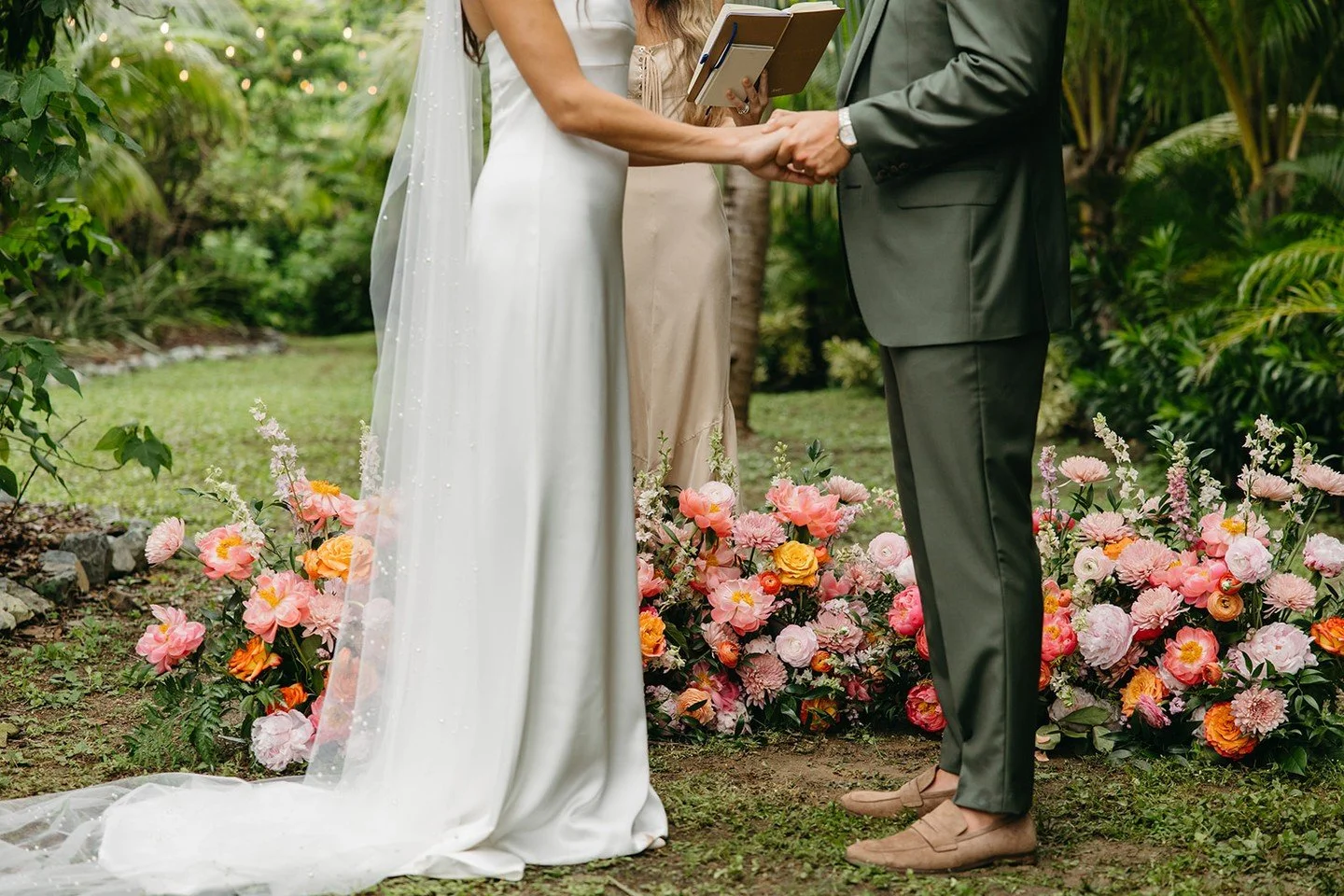 Say &ldquo;I do&rdquo; to stunning florals that bring your wedding vision to life. Surrounded by lush greenery, vibrant blooms add the perfect pop of color to elevate your celebration. 🌸✨

Photographer: @chelseywilliamsphotophoto 
Florist: @budsandr