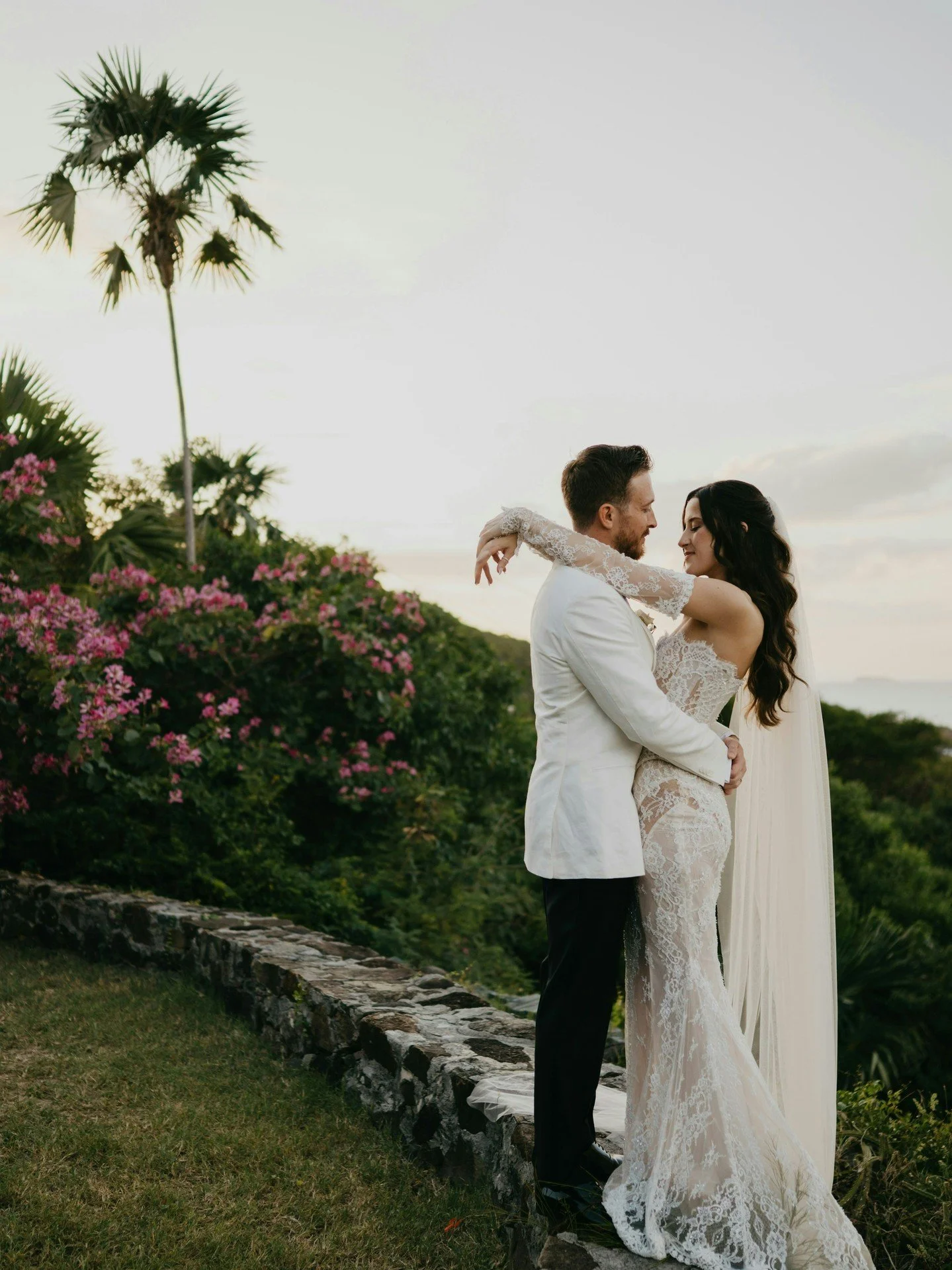 The view from House on the Hill is stunning&hellip; but let&rsquo;s be honest, the best view is watching our couples say &ldquo;I do&rdquo; here!

Photographer: @usviphotographer
Venue: @hideawayhullbay
---
#weddingvenue #destinationwedding #destinat