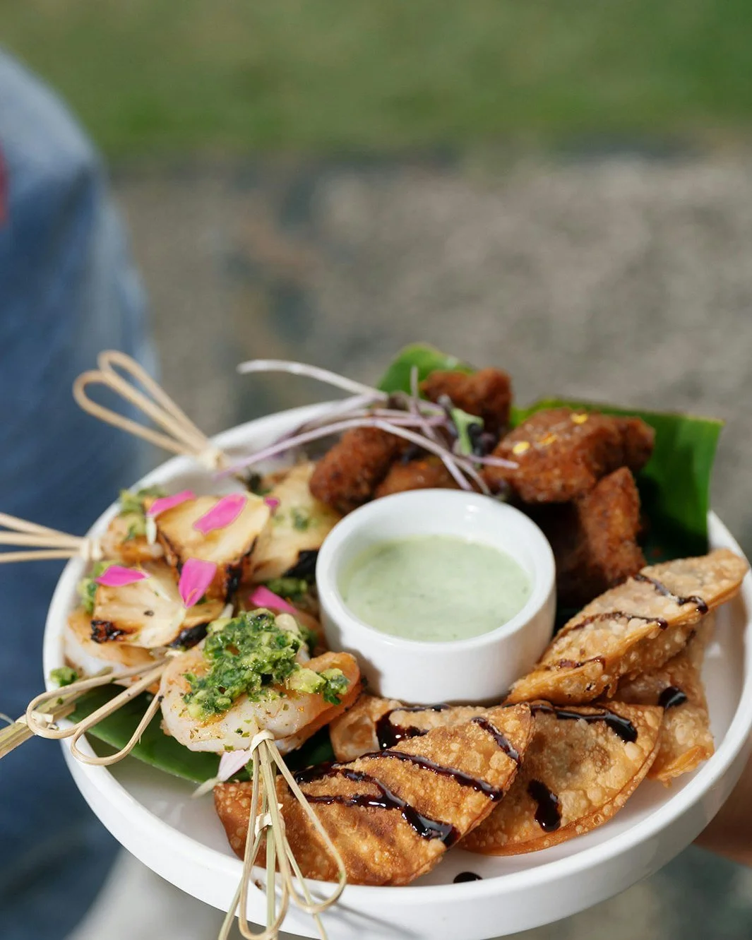 A moment for the food! Chef Risa has a beautiful selection of passed Hors d'oeuvres for cocktail hour! Ask your wedding planner for house favorites. 

Photographer: @biancachevallierphoto 
Venue: @hideawayhullbay 

...

#usvi #virginislands #destinat