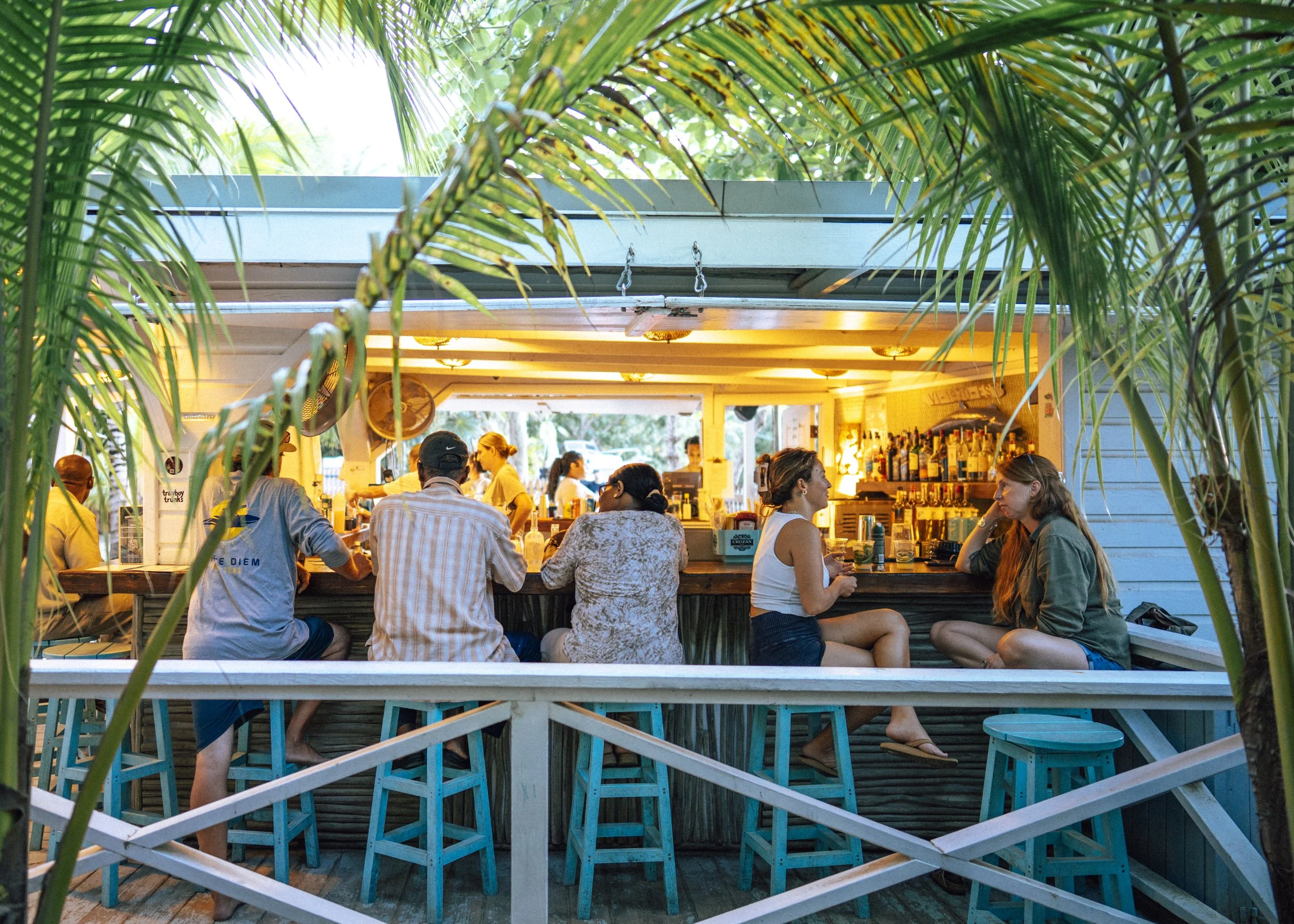 2026_04_photo_macrobeachbar_happyhour.jpg