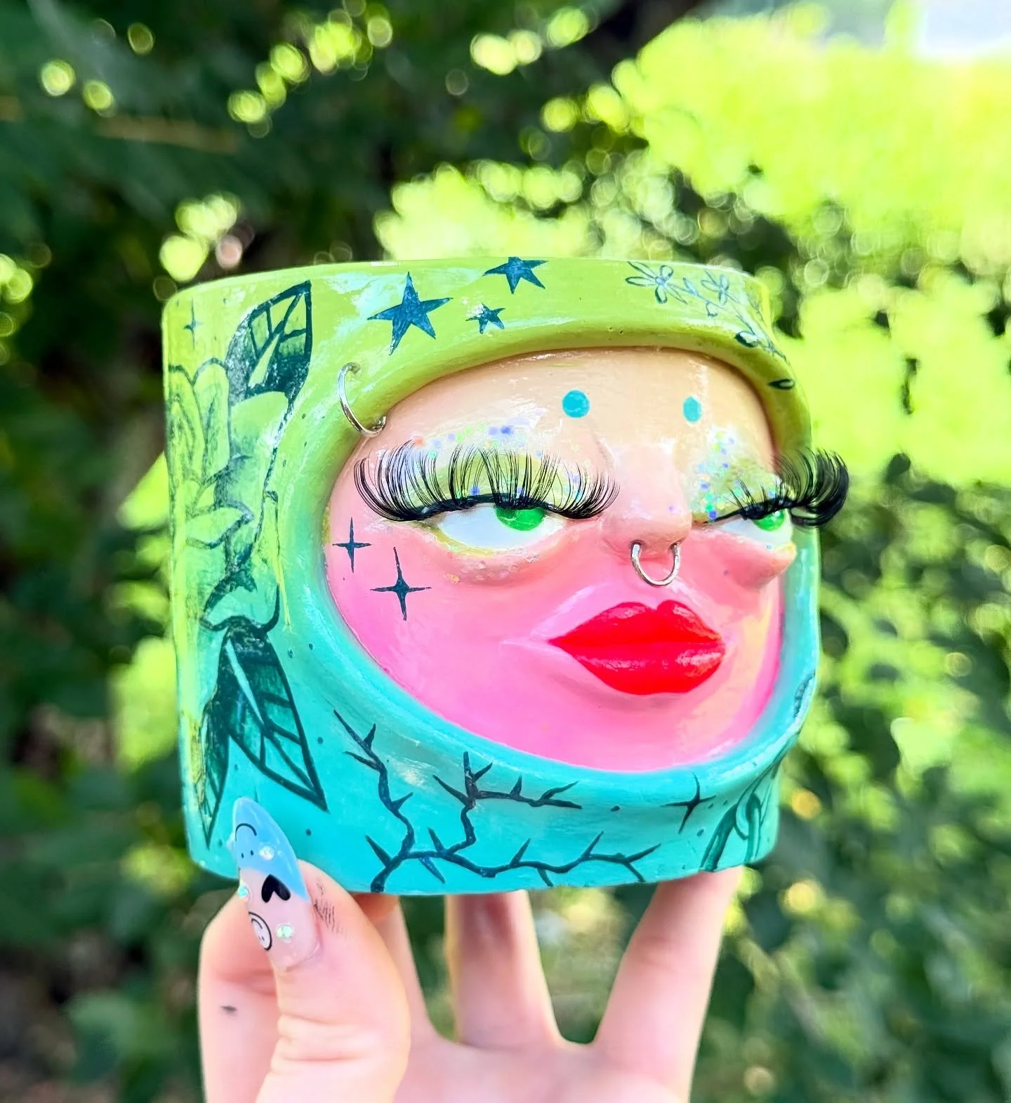 Such a fun, funky, glowy lil commission 🌹👽
DM for your own custom pot 🫶

#plantpot #potswithfaces #uvglow  #shopsmall #handmadegifts #artistsofinstagram