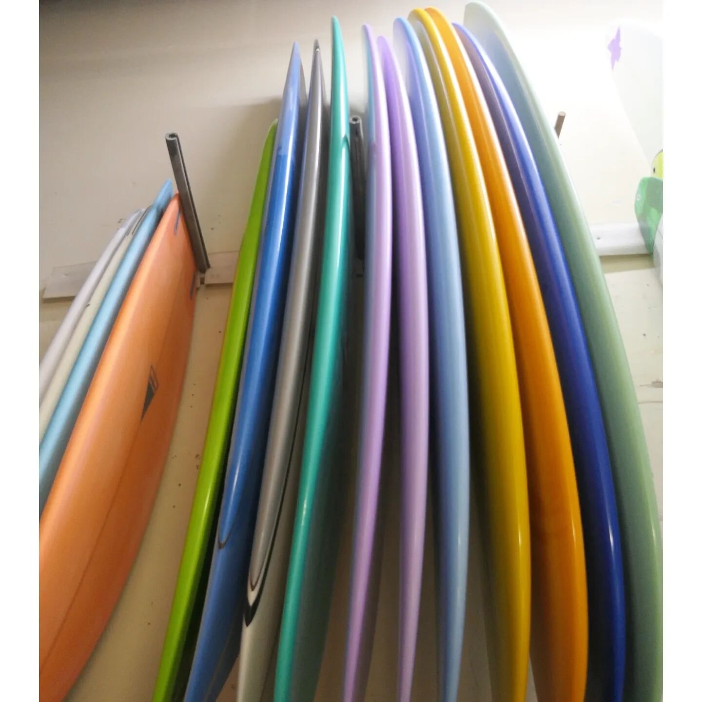 This 15 pack is due soon. 

#customsurfboards #alohaglassing #surfboards #singlefins #twinfins