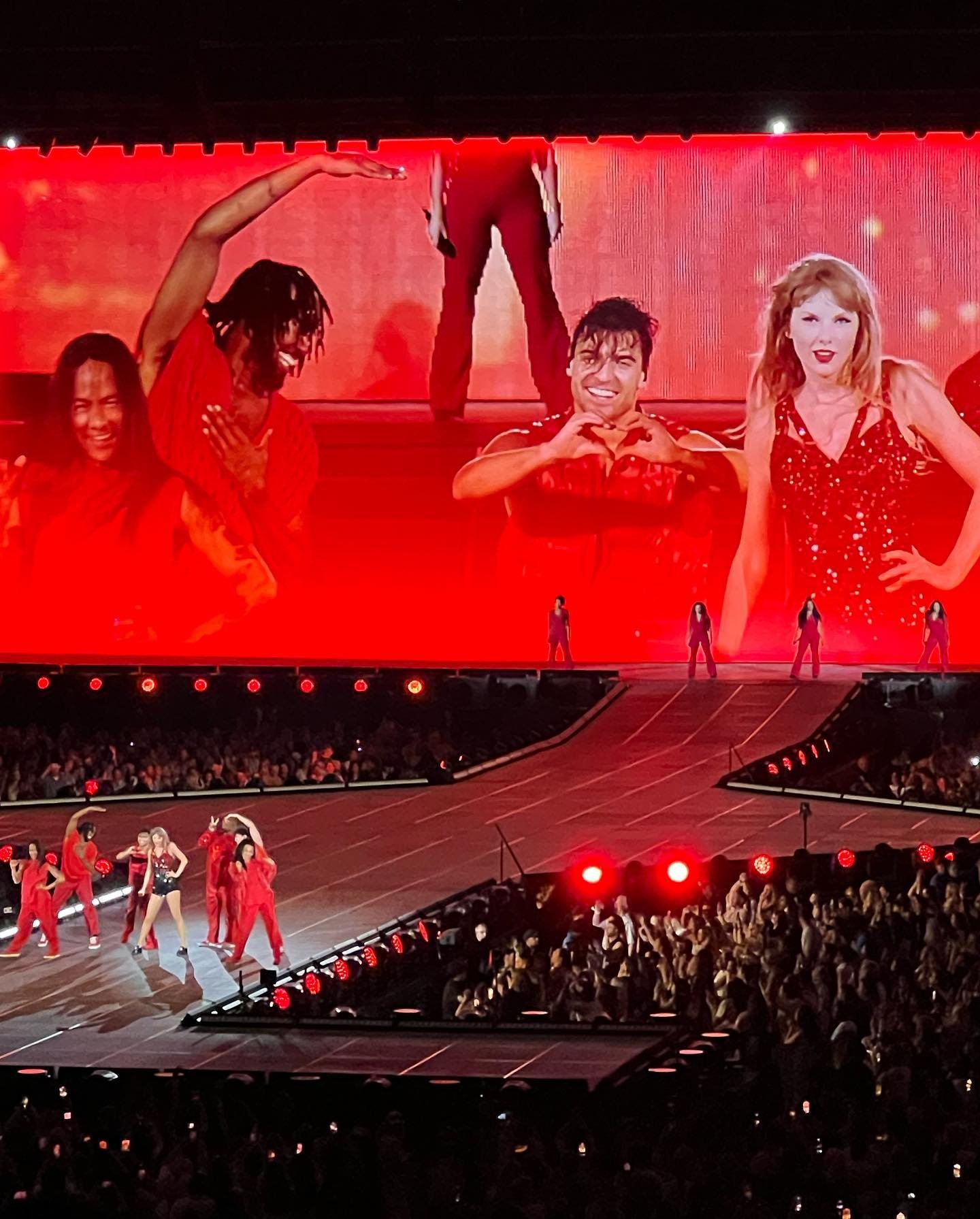 Ran it back &amp; got to see @taylorswift again. Such incredible show. Always so cool getting to see one of my all time favorites live. @sofistadium was electric! The most fun crowd!! It was the most fun party!!

@kassidyjane &amp; I made friendship 