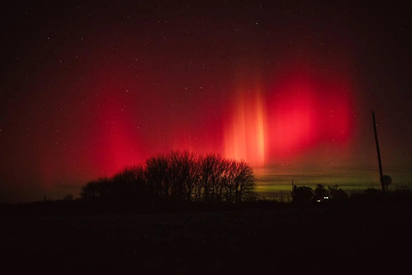 Living in the Ozarks is cool because a once in a lifetime experience can actually happen twice. The northern lights shining bright over Missouri✨️
