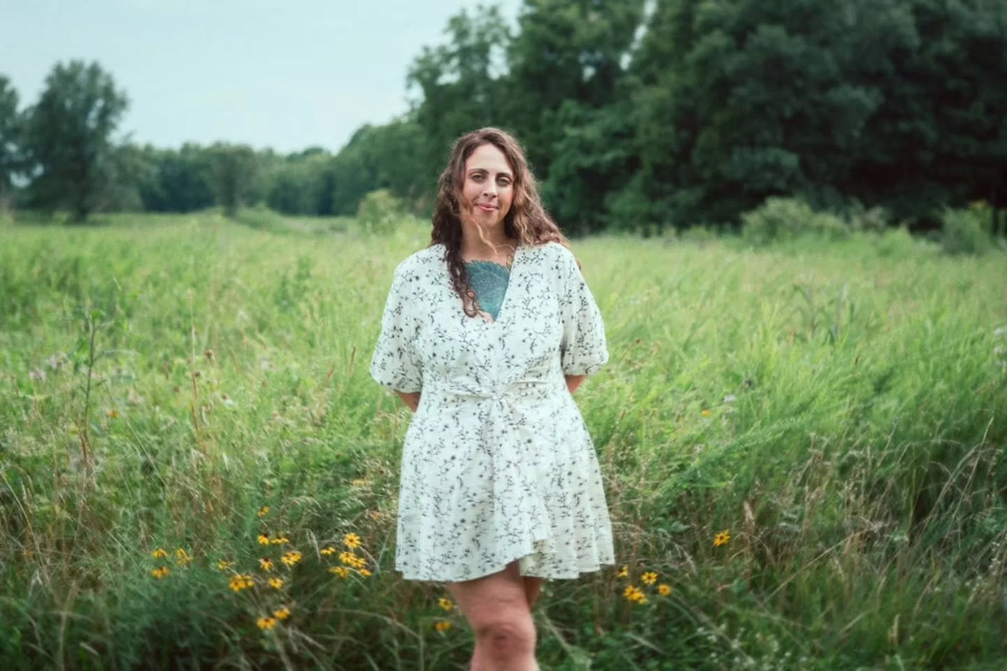 Iris needed new headshots for her business @growthmarketing417 but we wanted to make sure we took a few extra photos just for fun. That's when the sun started to shine perfectly through the trees to create some of the coolest lighting✨

Even when you