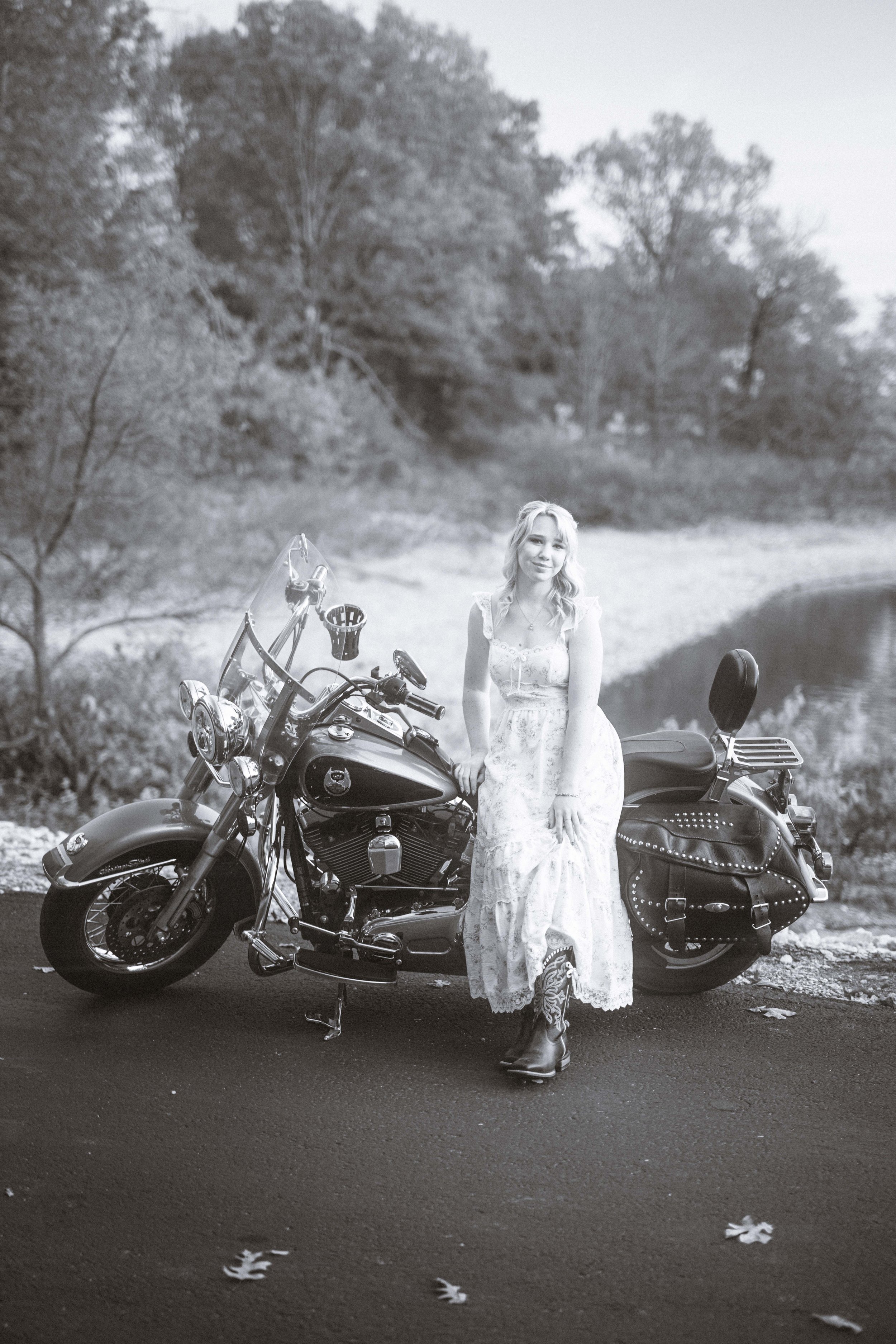 MCKENNA_SENIOR_PHOTOS_FELLOWS_LAKE (75).jpg