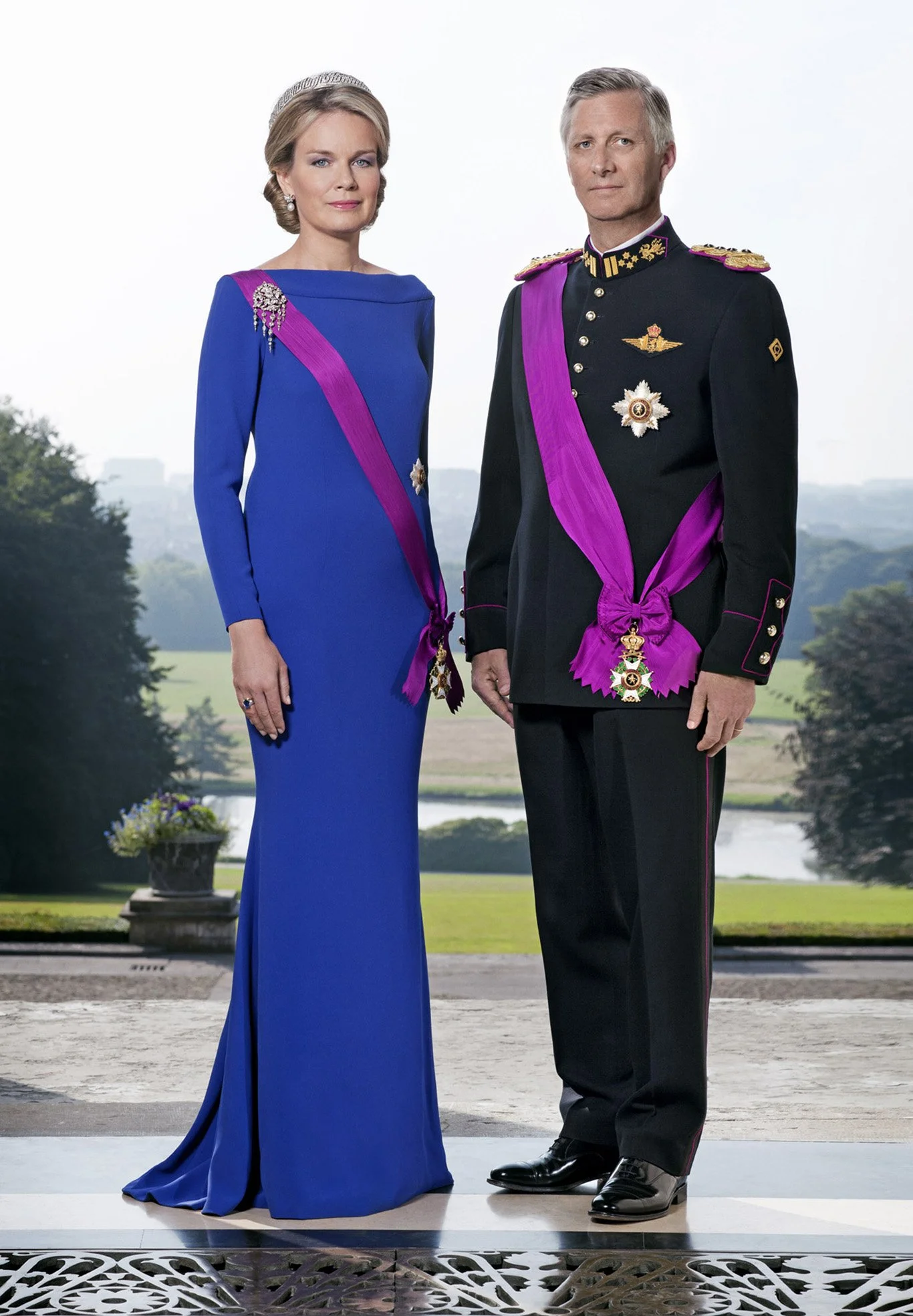 BELGIQUE Les nouveaux portraits officiels du Roi Philippe et de la Reine Mathilde