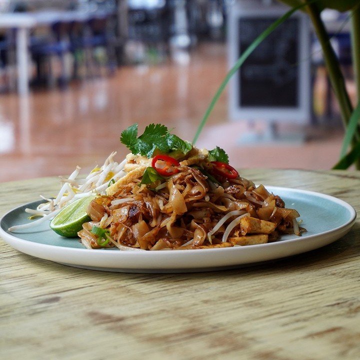 Can you name a dish that gives you more nostalgia than Pad Thai? 🤤 

It's definitely a favourite here at Ma Pa Me 🤩