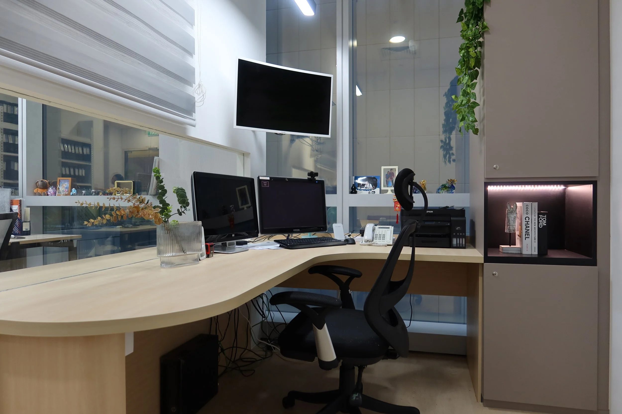 Modern boardroom design for ASTUTE Consultancy Singapore featuring a clean corporate layout, refined materials, and professional meeting space tailored for executive discussions and client presentations.