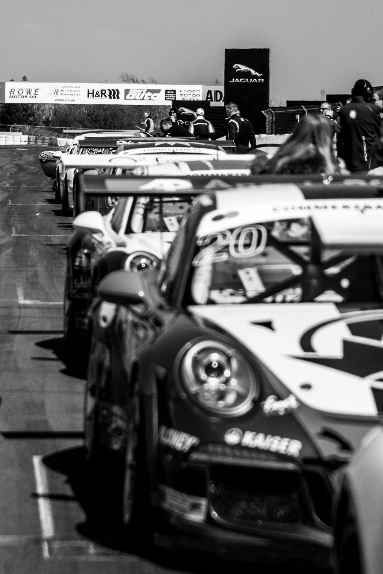 Startaufstellung Porsche Cup schwarz weiß