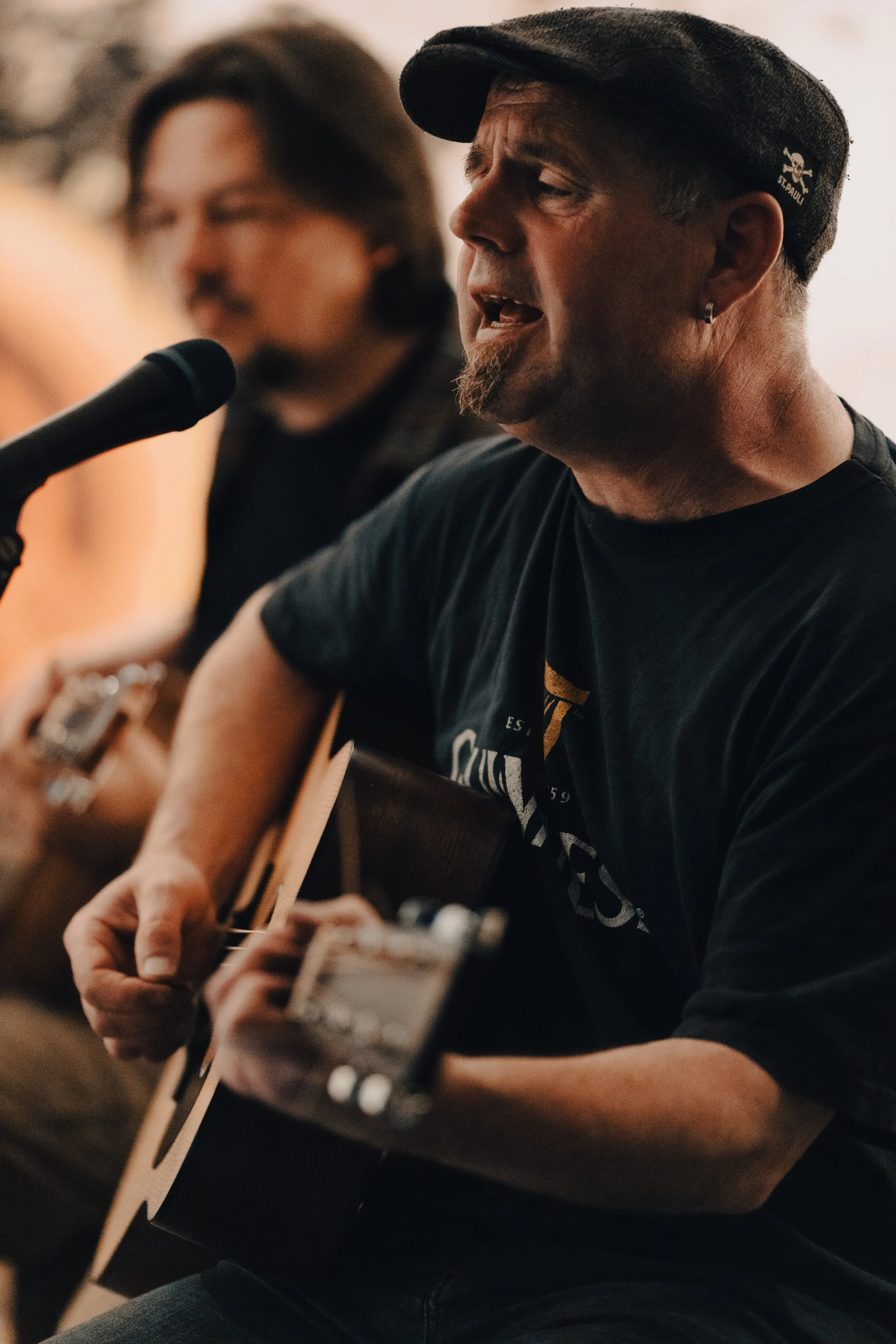 Singender Gitarrist Bandfoto Konzertfotografie