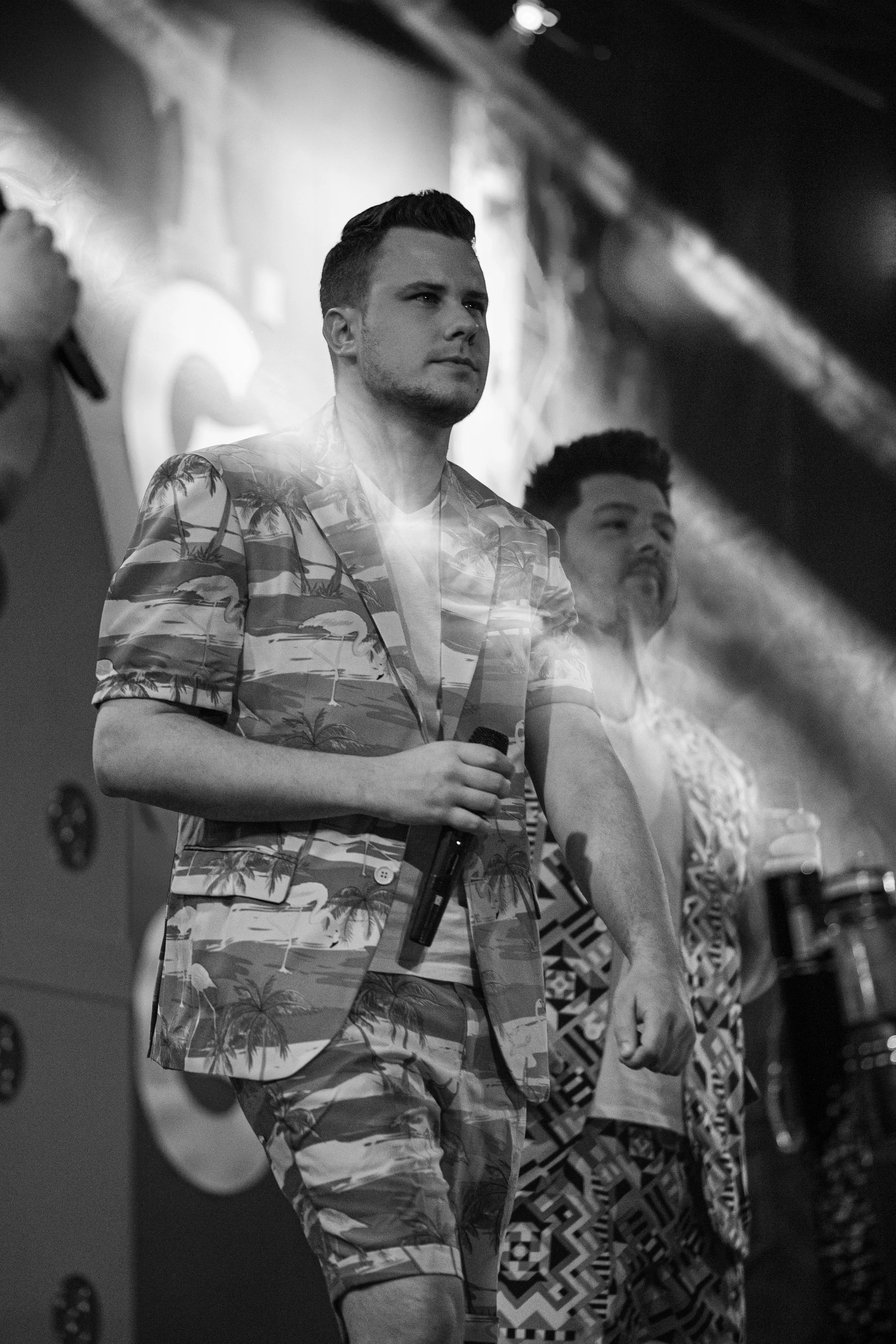 Sänger auf der Bühne Karneval Fastnacht Schwarz weiß