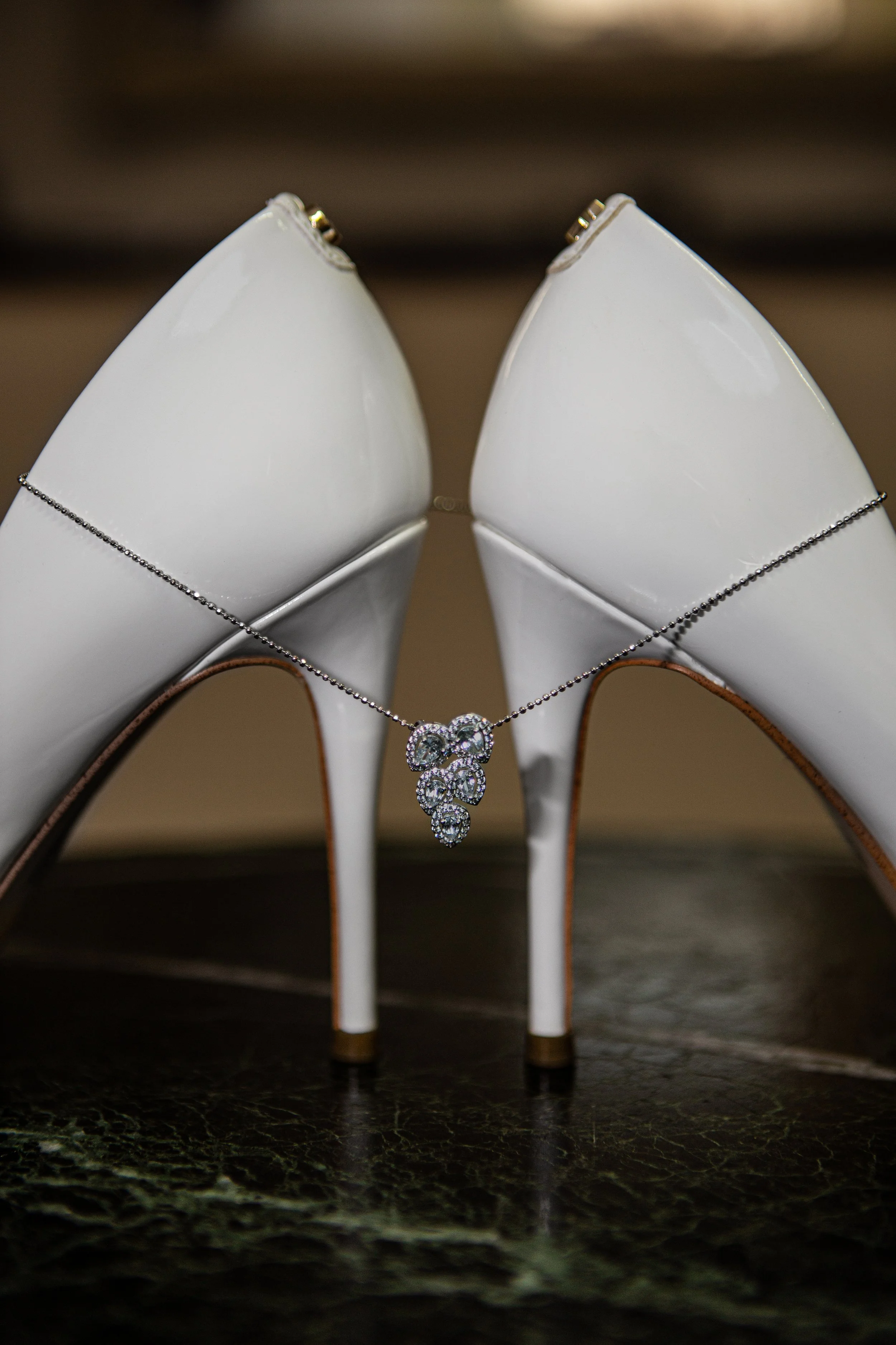 Getting ready Brautschuhe mit Brautschmuck Detailaufnahme Hochzeitsfotografie