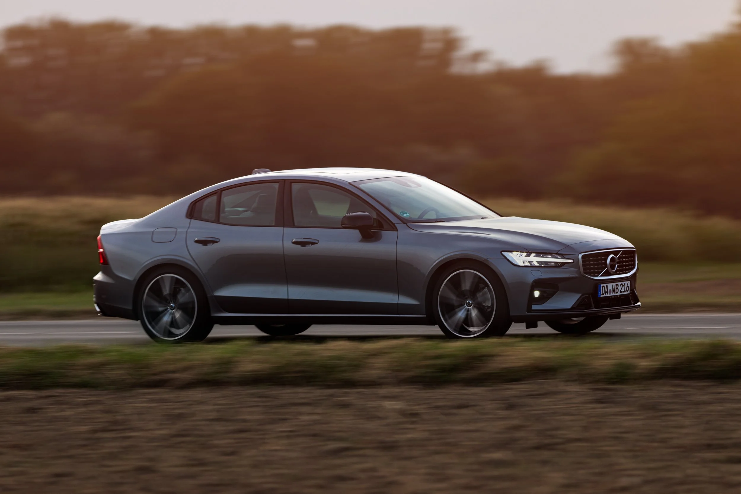 Volvo S60 T5 grau panningshot Sonnenuntergang