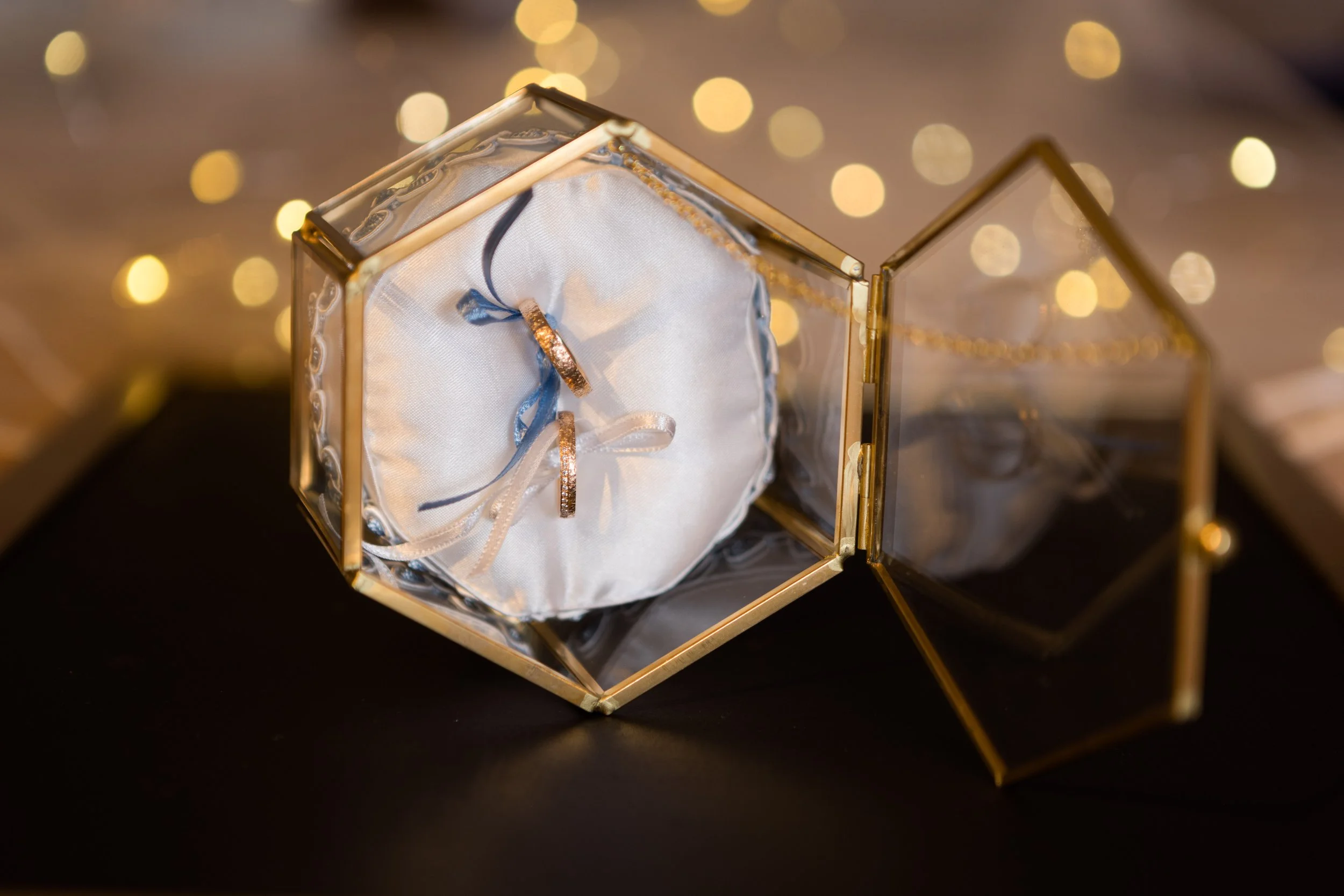 Trauringe in Kästchen Hochzeitsfotografie