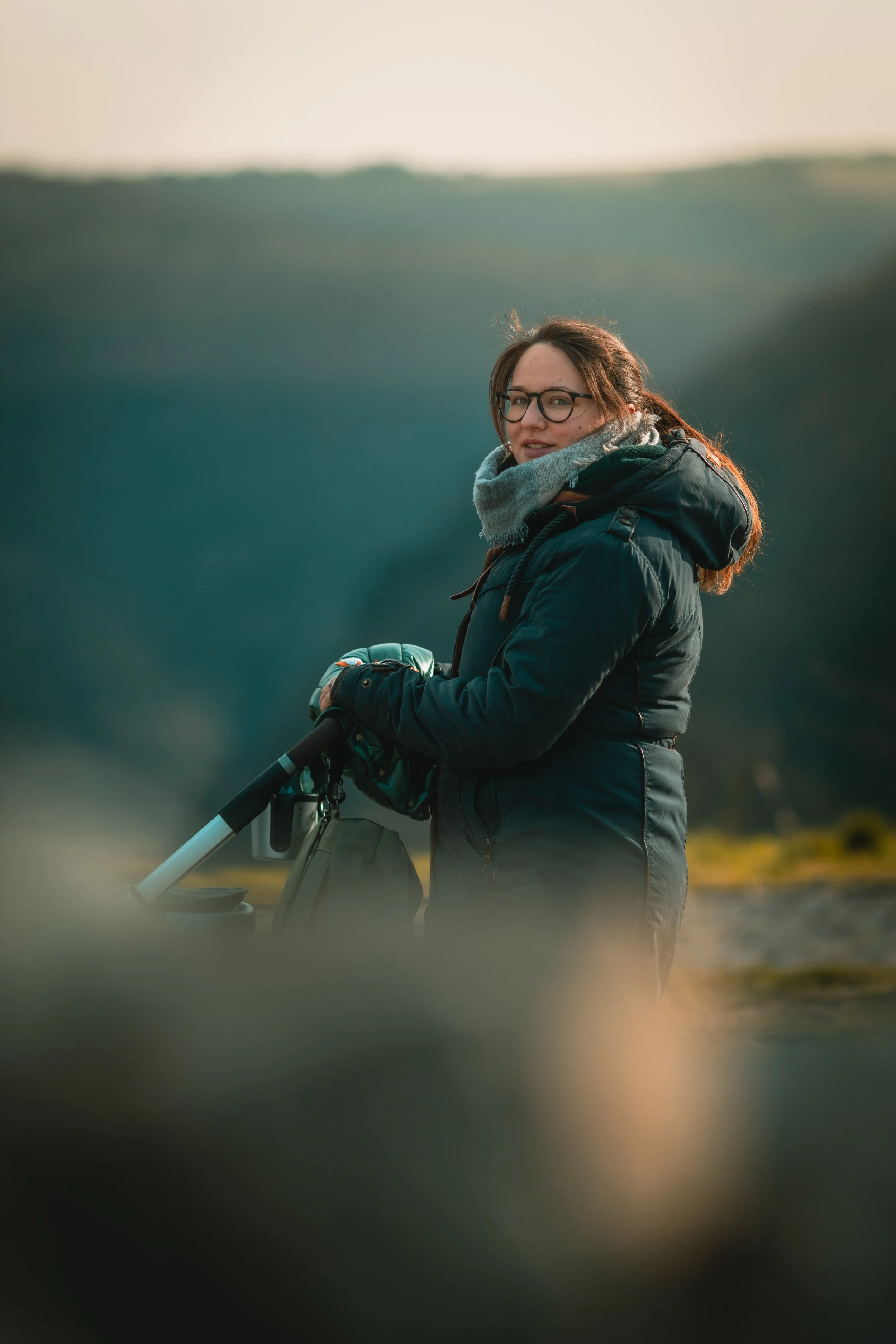 Herbstportriat einer Mutter mit Kinderwagen