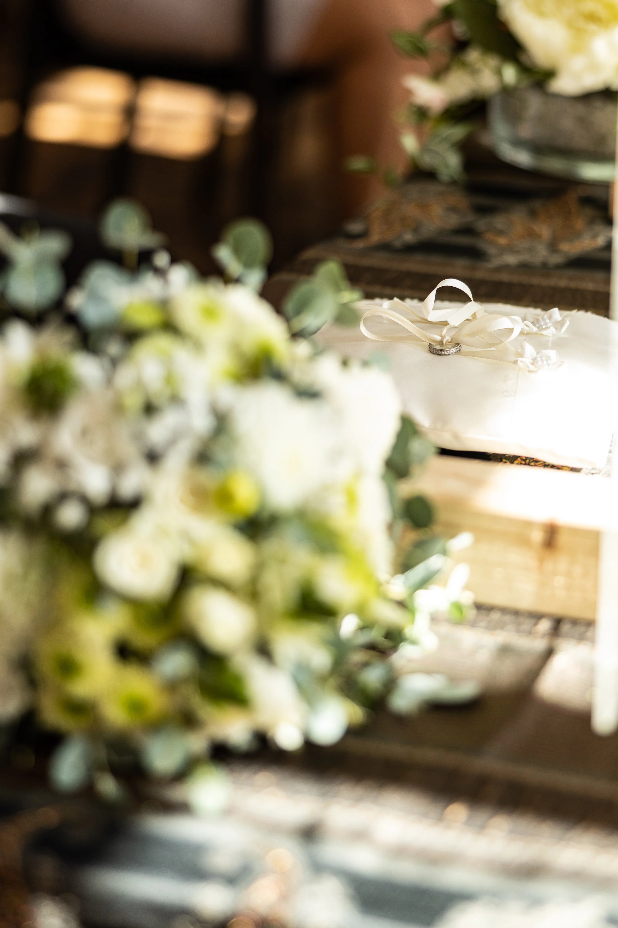 Ringkissen mit Dekoration Detailaufnahme Hochzeitsfotografie