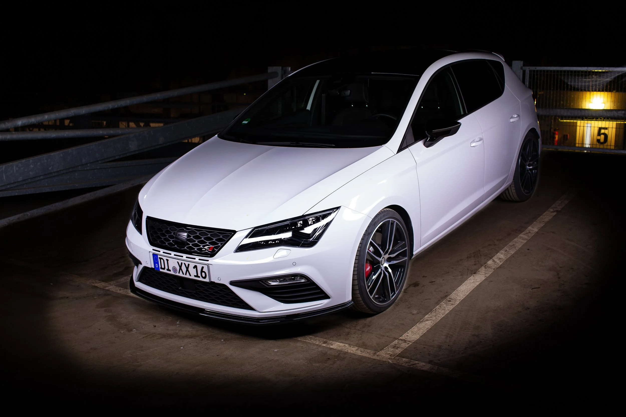 Seat Leon Cupra 5F weiß lightpainting Parkhaus Front