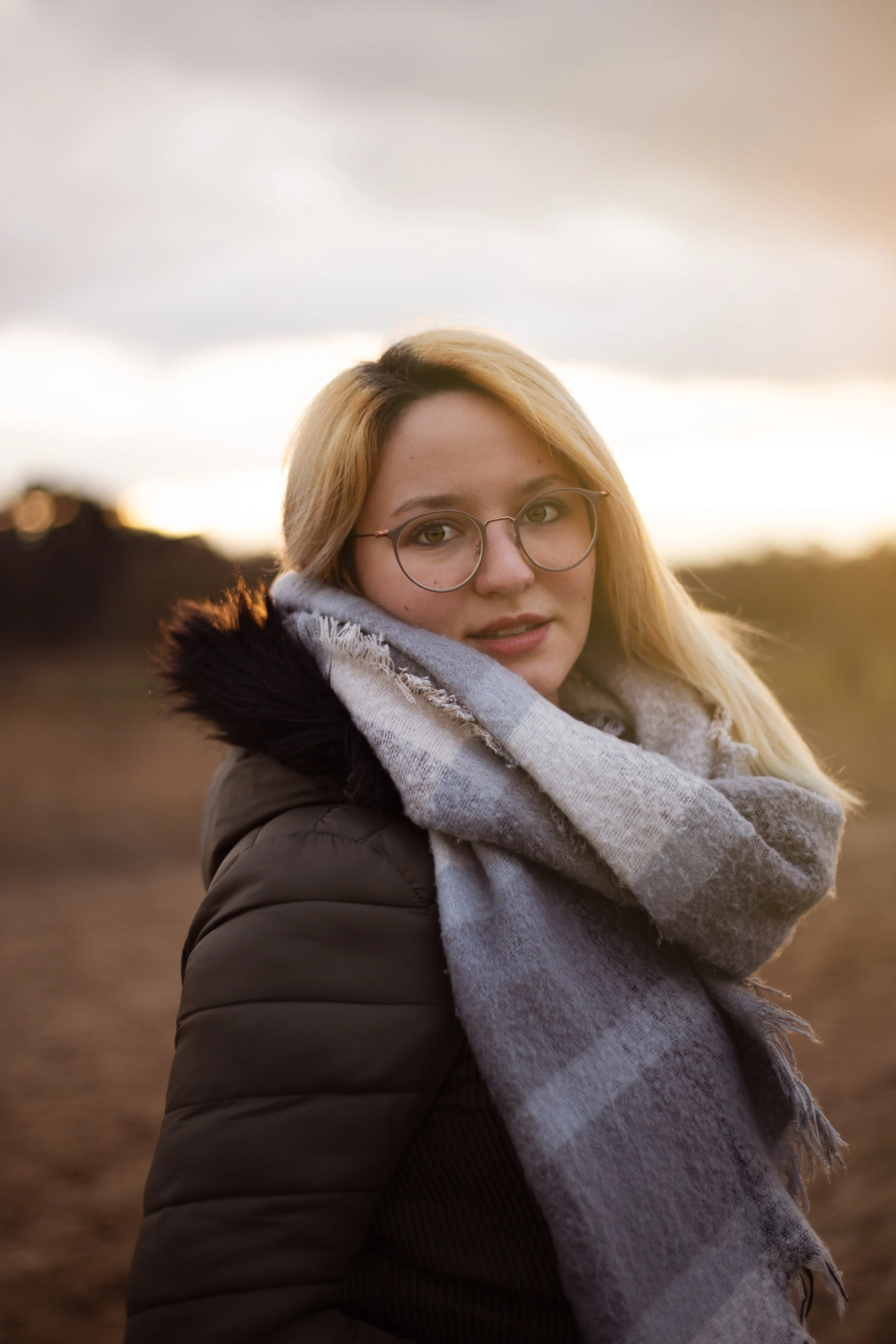 Herbstshooting junge Frau Sonnenuntergang