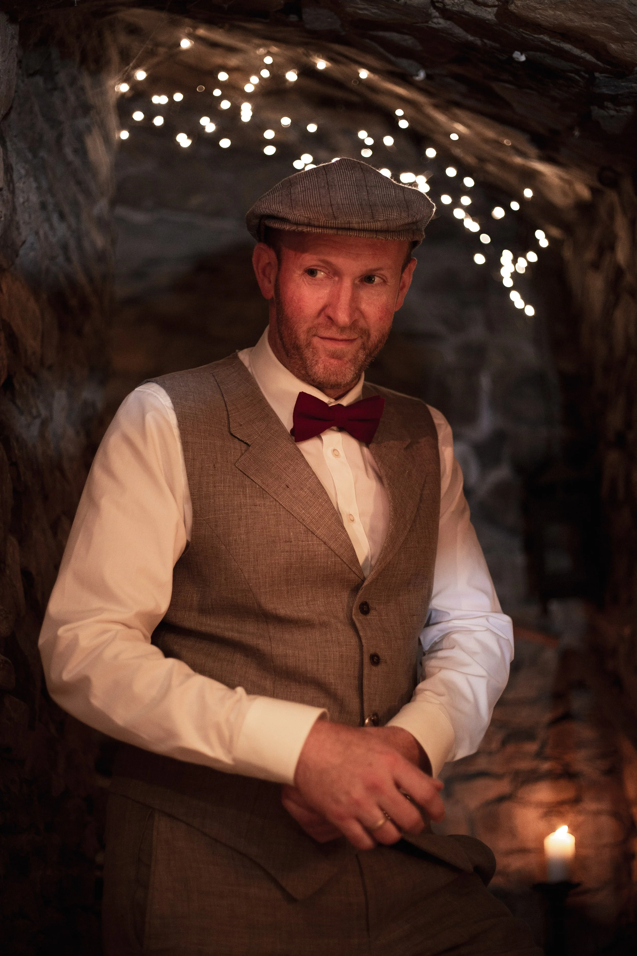 Bräutigam in Kellergewölbe Hochzeitsfotografie