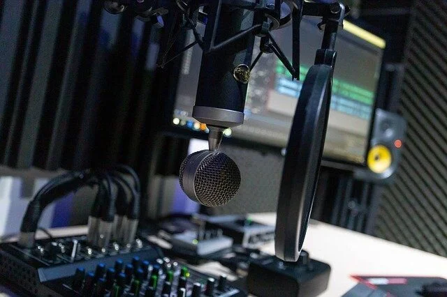 Comment devenir animateur radio en 2021 ?
