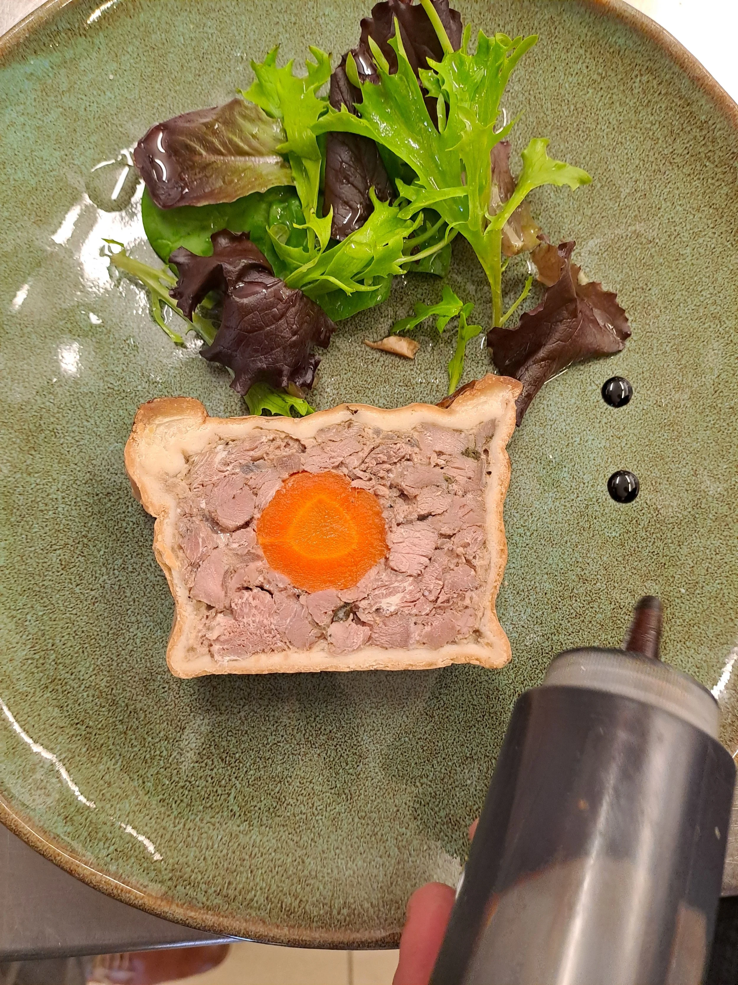 Pâté en Croûte Maison coupé au couteau à l'ancienne marinée dans du cognac pendant 24 h Thym ciboulette oignon et échalote