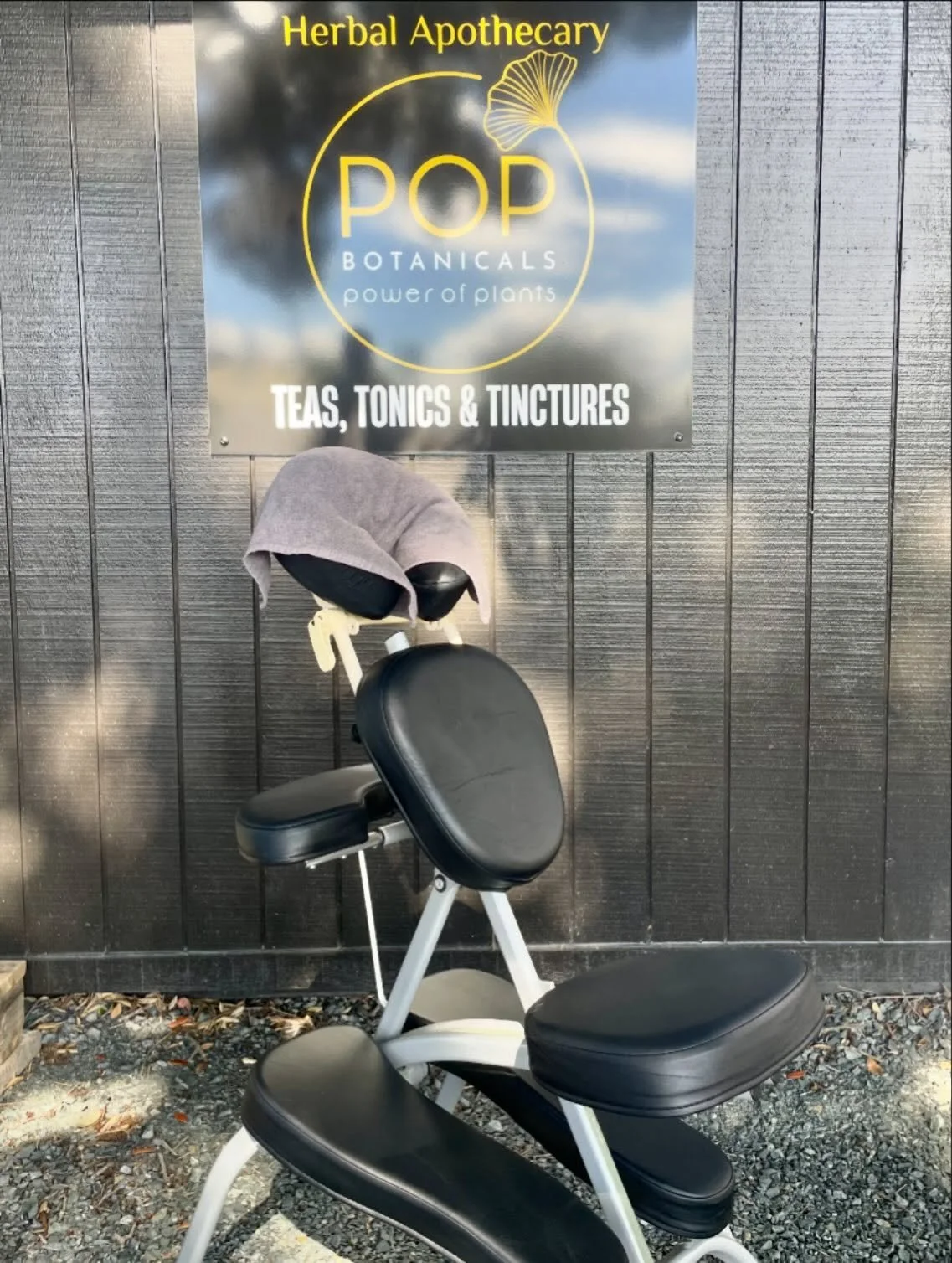 New addition to the apothecary ✨
If you&rsquo;re wanting quick pain relief for those sore spots, pop in for a 15-30 minute chair massage - no bookings required! 💆&zwj;♀️💆&zwj;♀️
Mon + Wed + Fri from 10 til 3 🕙
Look for the wee cabin under the tree