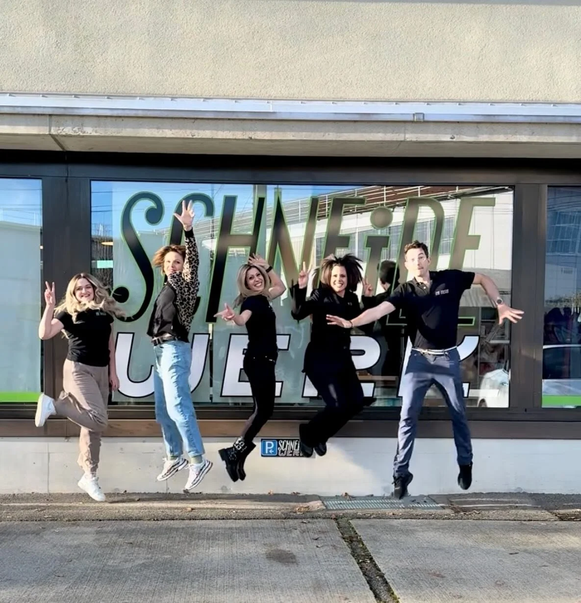 Dezember, wir sind ready! Unsere Scheren sind gewetzt.
Buche deinen Festtags- Look.
#schneidewerkteam