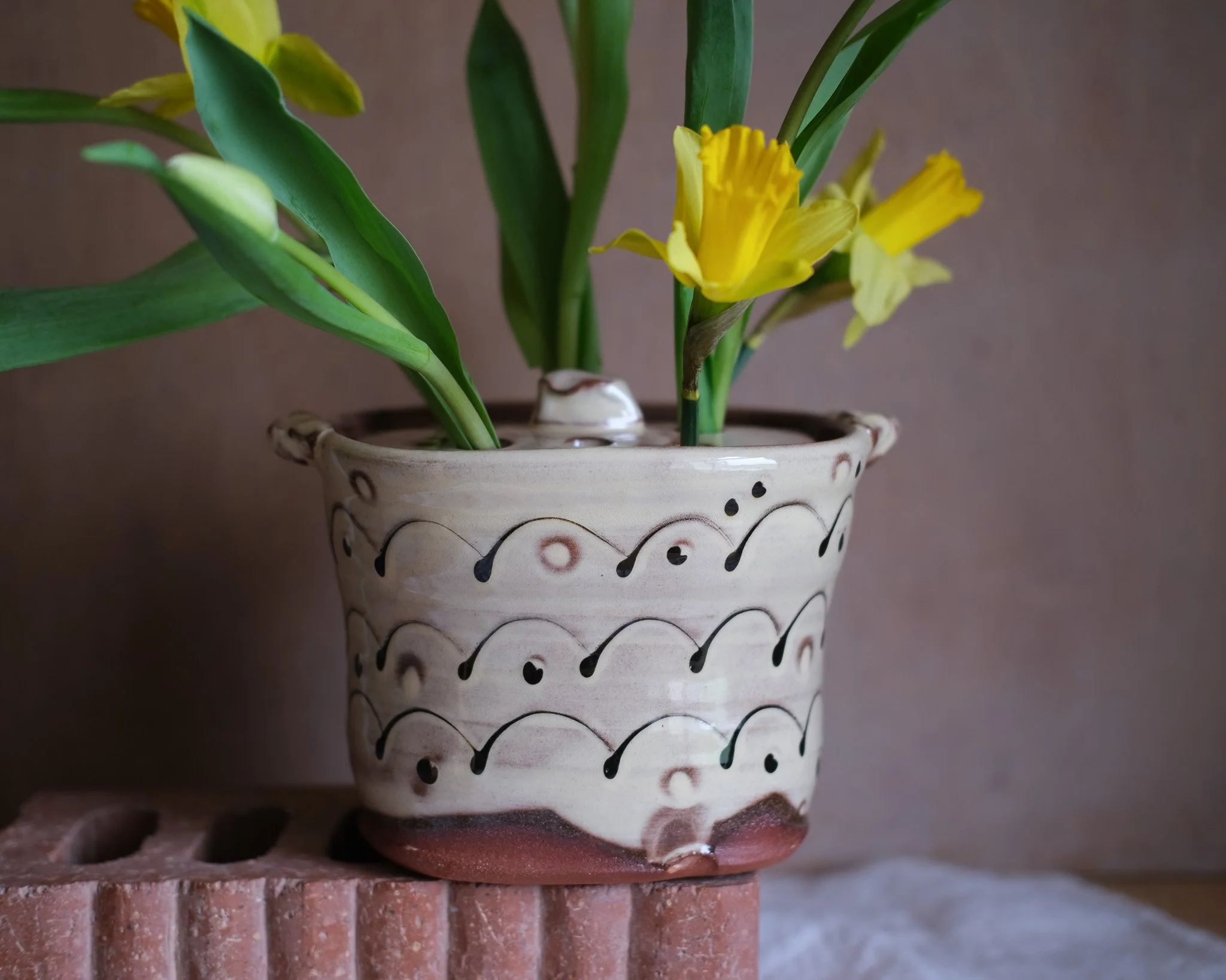 Slip-trailed Loop Flower Brick