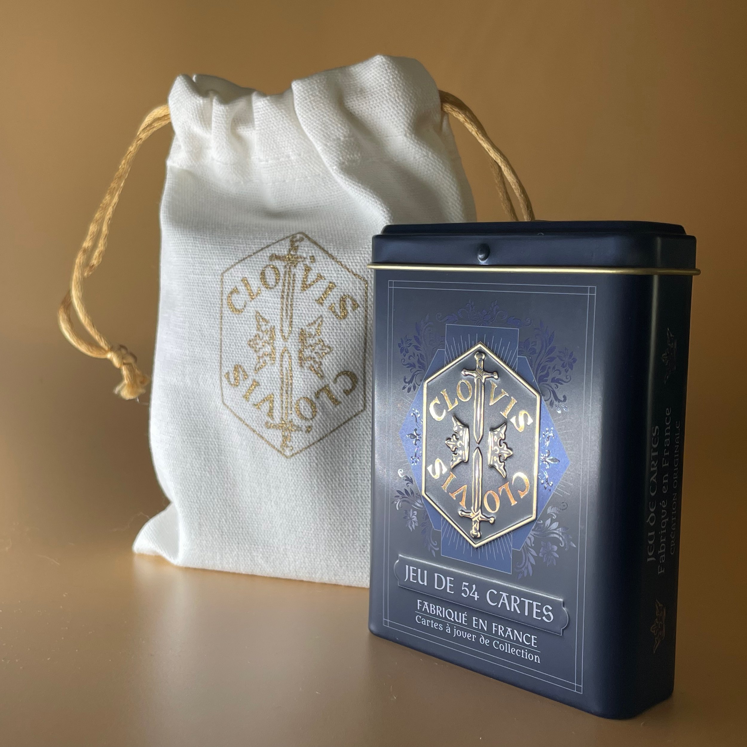 Clovis_Jeux_de_Cartes_Paris_de_Maxime_Collection_Luxe_pochon_boite_métal