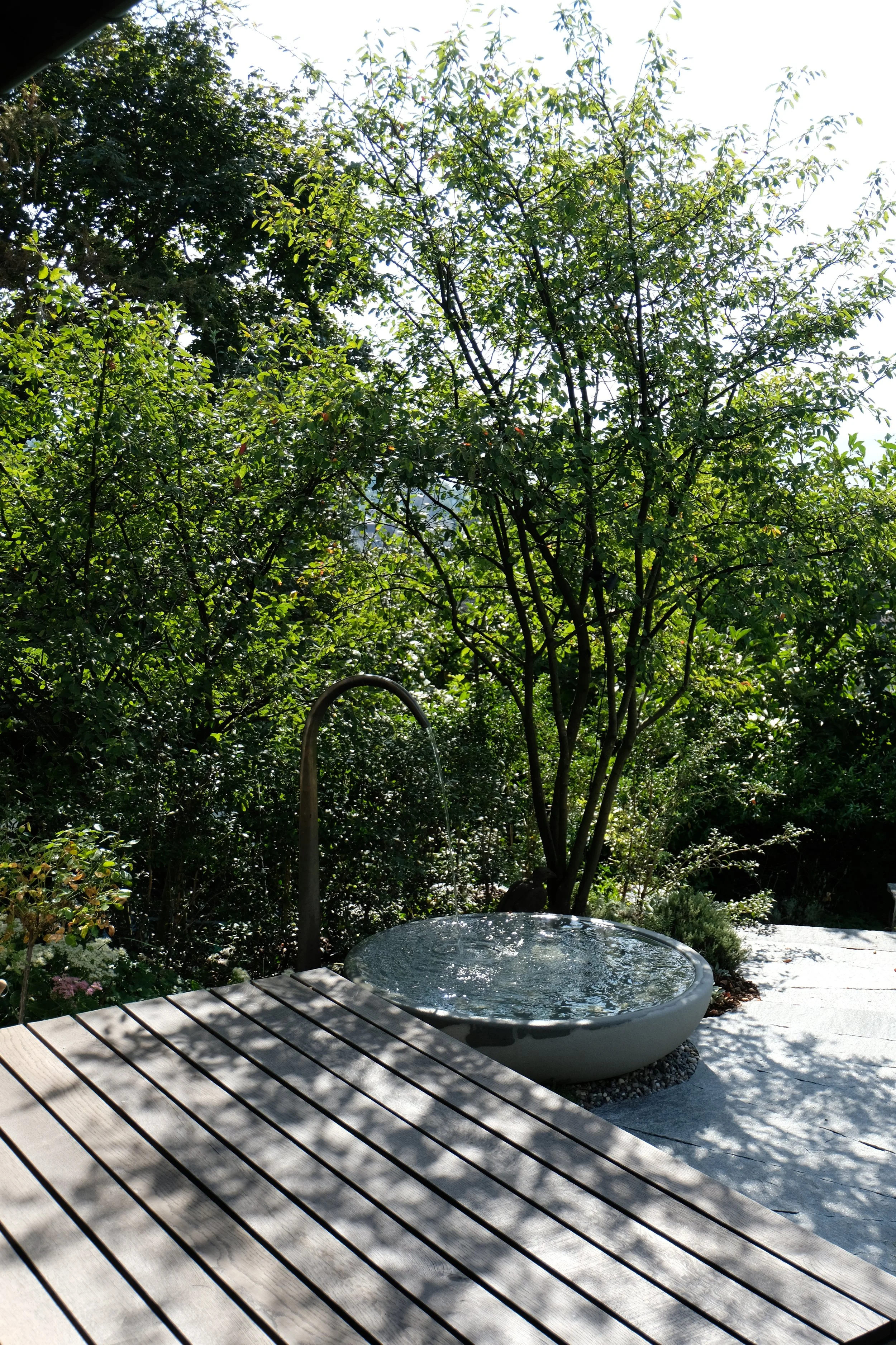 Holzdeck mit Brunnen