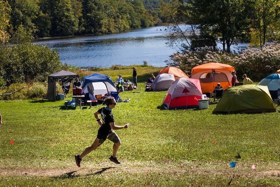 spent an amazing weekend meeting new folks and basking in vegan community 🖤 ⁣
⁣
ran 15 trail miles in 3 legs over 23 hrs, first time running at night!