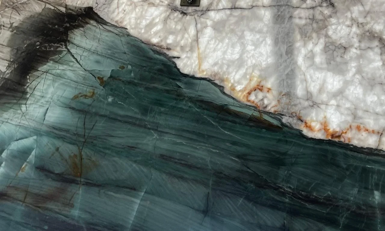 Natural Stones Trends 2025 ✨ Details create the mood

Two of the most exciting stones of 2025 &mdash; Patagonia and Botanic Wave &mdash; I&rsquo;m so excited to be using two of them in one of my current projects. Both can be installed in Butterfly or