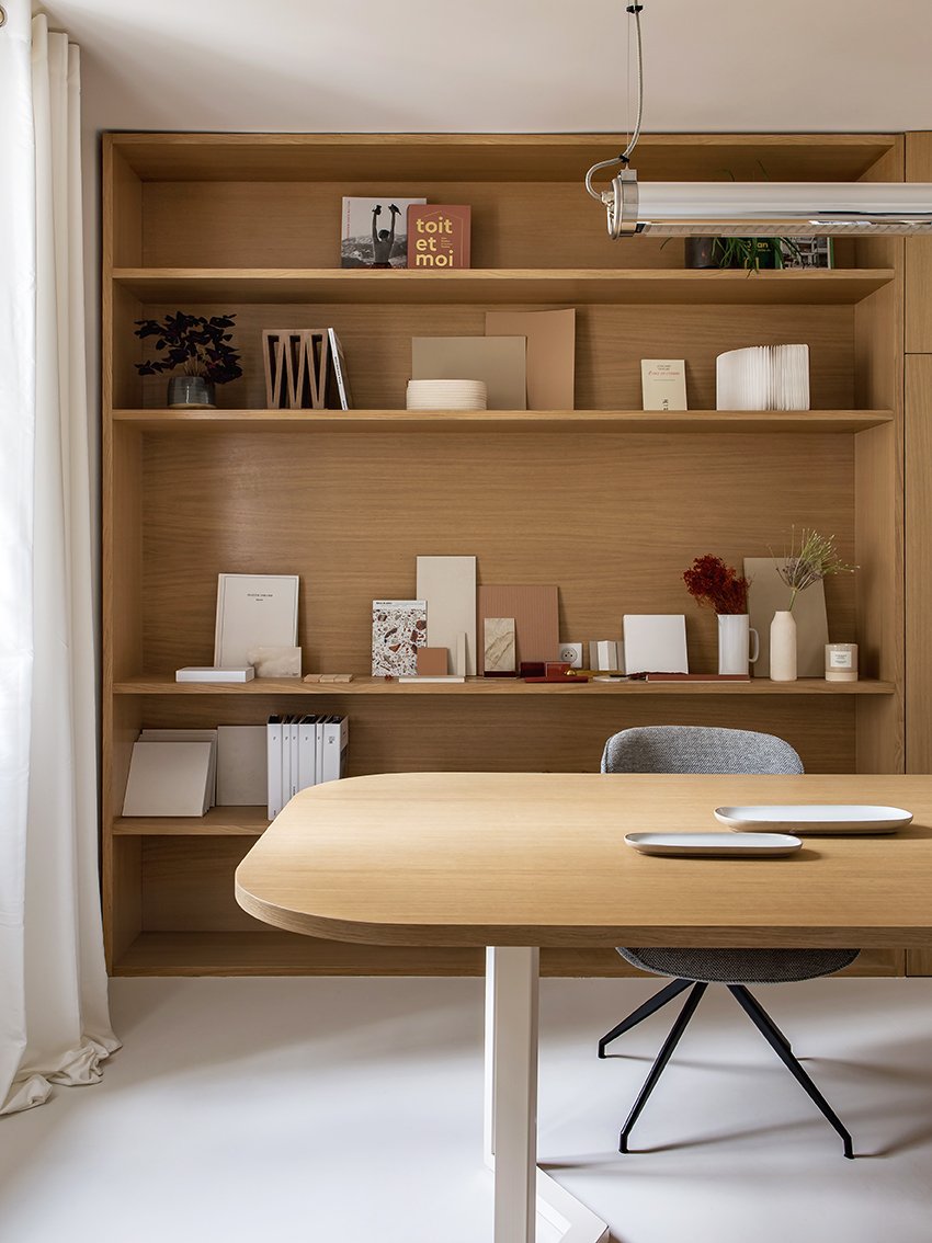 Espace de travail conçu par le Studio Camille Salzman, alliant mobilier sur mesure, matériaux naturels et fonctionnalité.