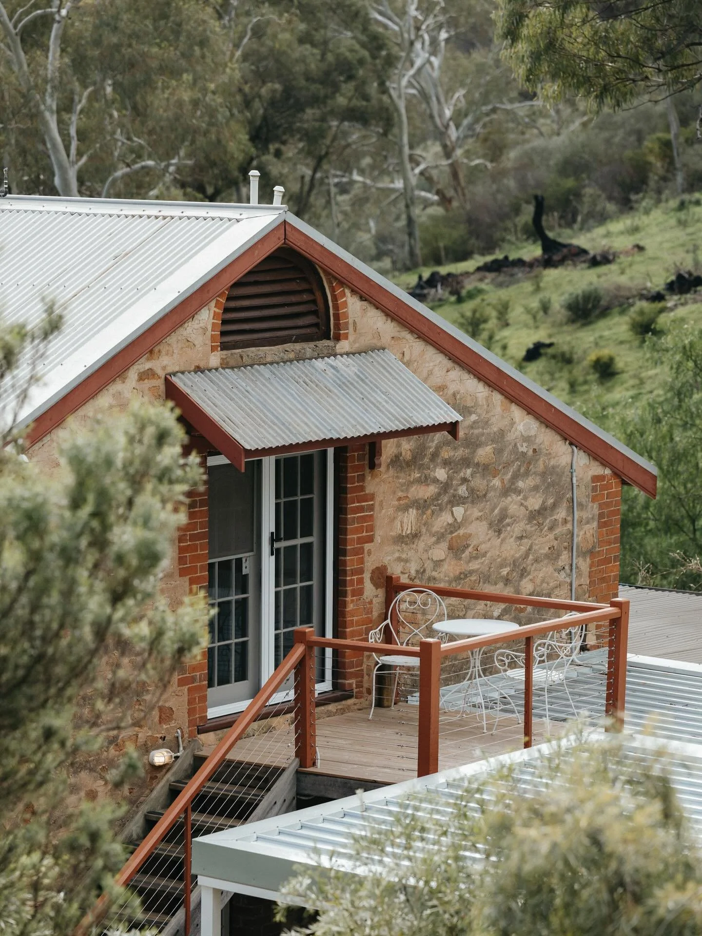 A peaceful, self-contained Barn Loft with sweeping views of Black Hill &mdash; your private escape to slow down, unwind and reconnect with nature.

Inclusions:
	&bull;	King bed &amp; bathrobes
	&bull;	Claw-foot bath &amp; bath salts
	&bull;	Breakfast