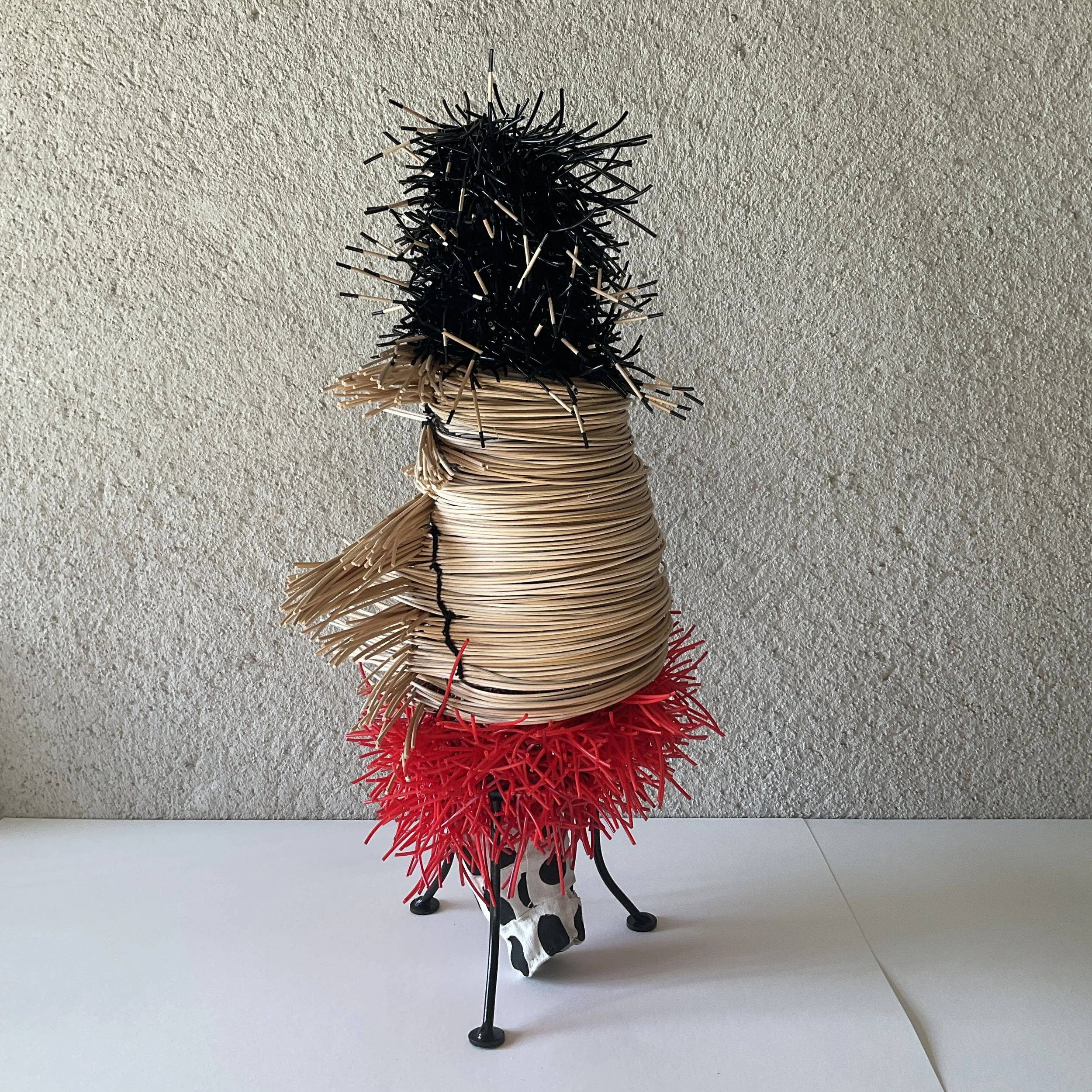 Fétiche 2, 2025, grillage, osier, fils plastiques, tissu et cure-dents, 54x28x28cm